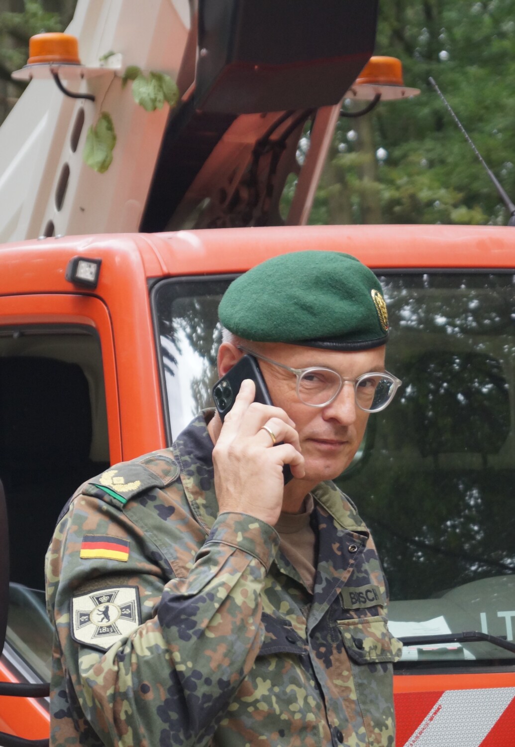 Brigadegeneral Horst Busch nimmt per Telefon den Dank der Bezirksbürgermeisterin entgegen.