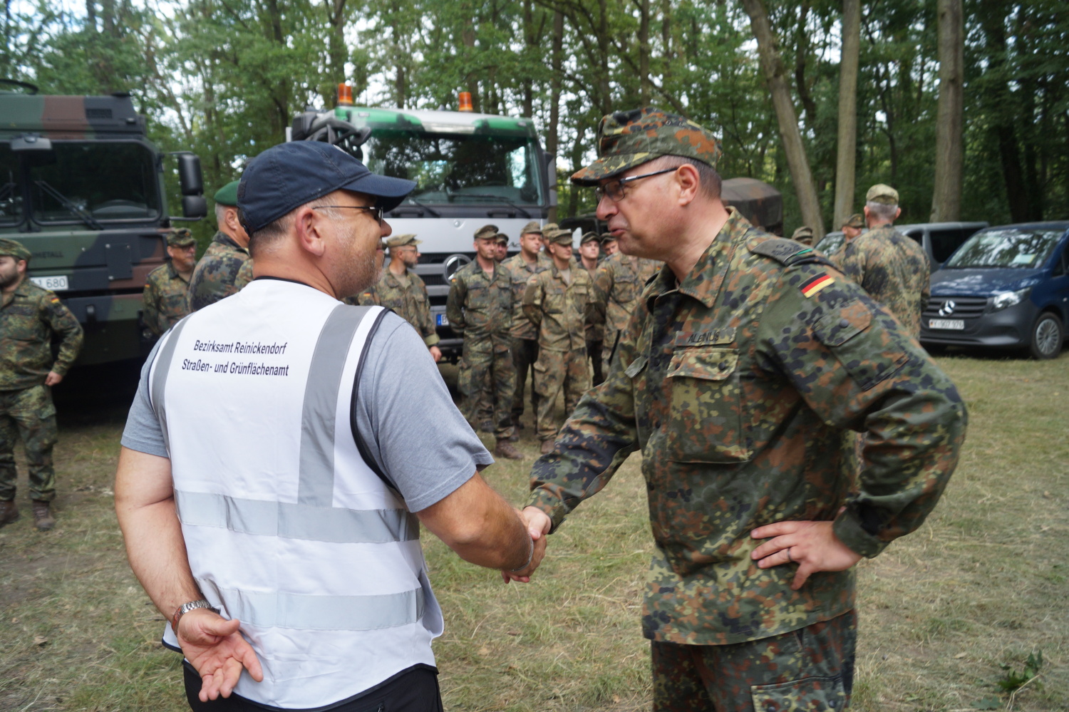 Zusammengewachsen: Der Leiter des Reinickendorfer Straßen- und Grünflächenamtes Sascha Braun und der Reinickendorfer Verbindungsoffizier der Bundeswehr, Tillmann Albinus, besiegeln die gute Zusammenarbeit mit einem kräftigen Handschlag..