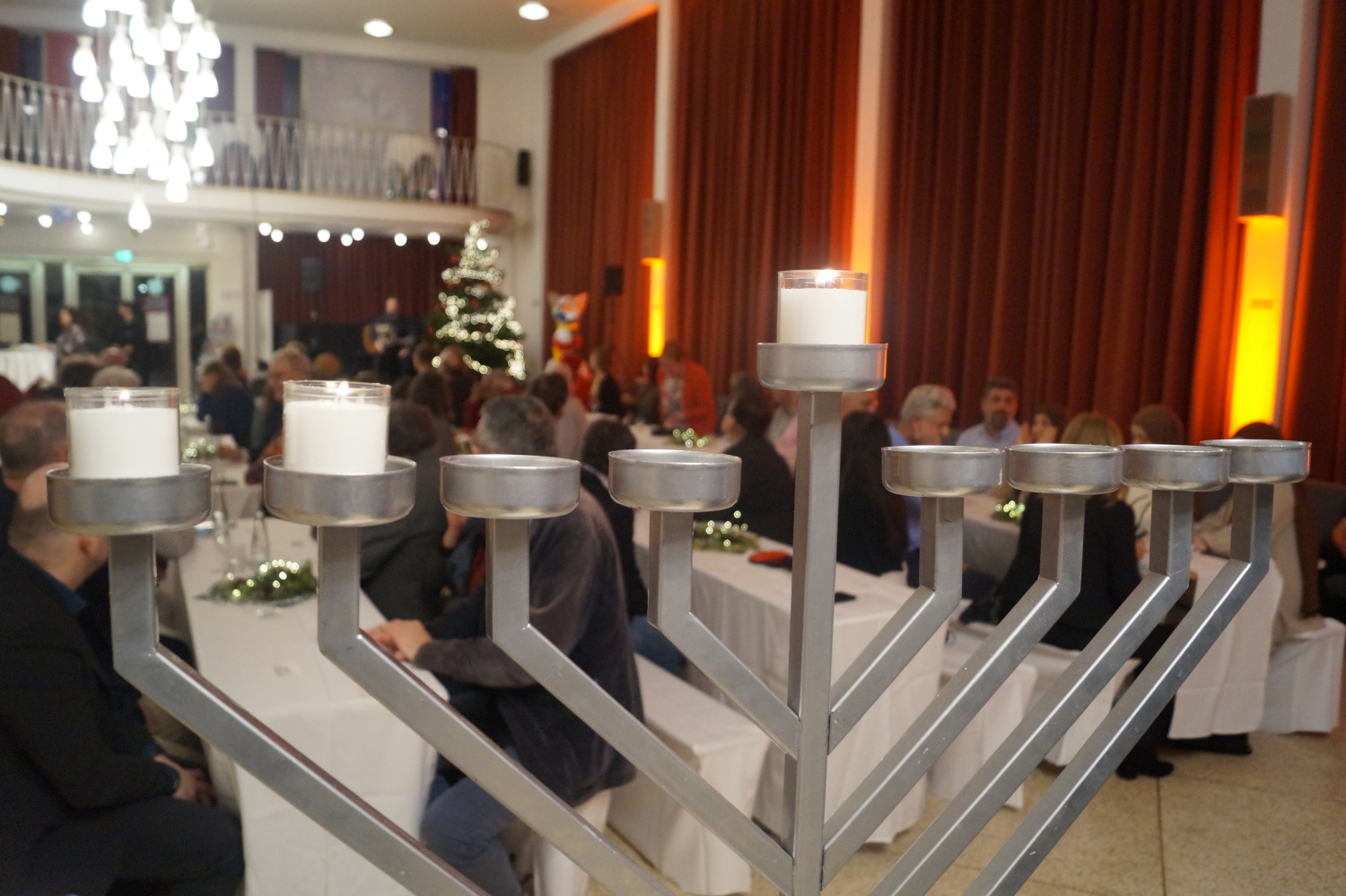Chanukka-Lichterzünden im Foyer des Ernst-Reuter-Saales