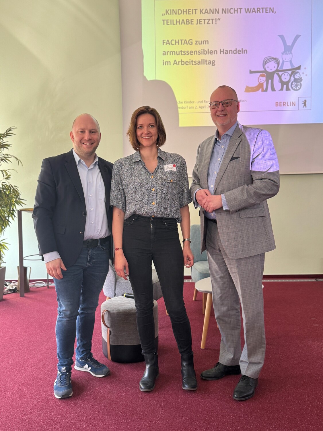 v.l.n.r. Alexander Ewers (Bezirksstadtrat für Jugend und Familie), Cindy Franke (Koordinatorin für Kinder- und Familienarmutsprävention), Falko Liecke (Staatssekretär SenBJF
