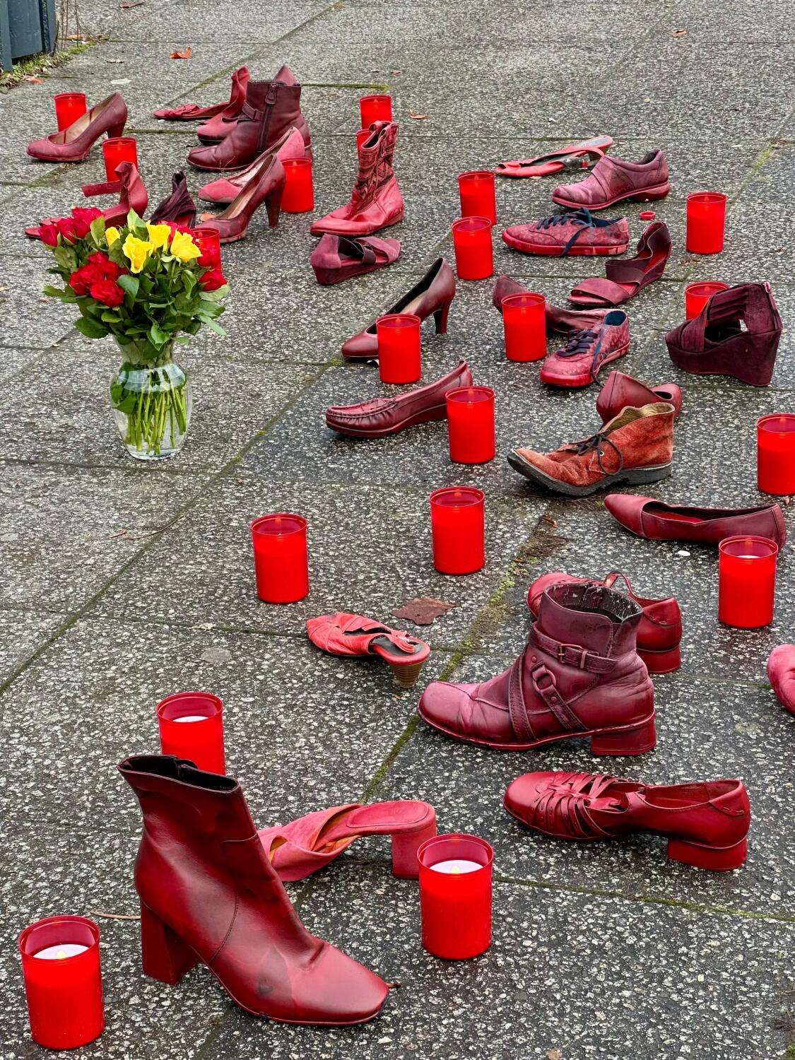 Mit der Aktion „Rote Schuhe“ stellte der Beirat im Gedenken für jede getötete Frau einen roten Schuh auf.