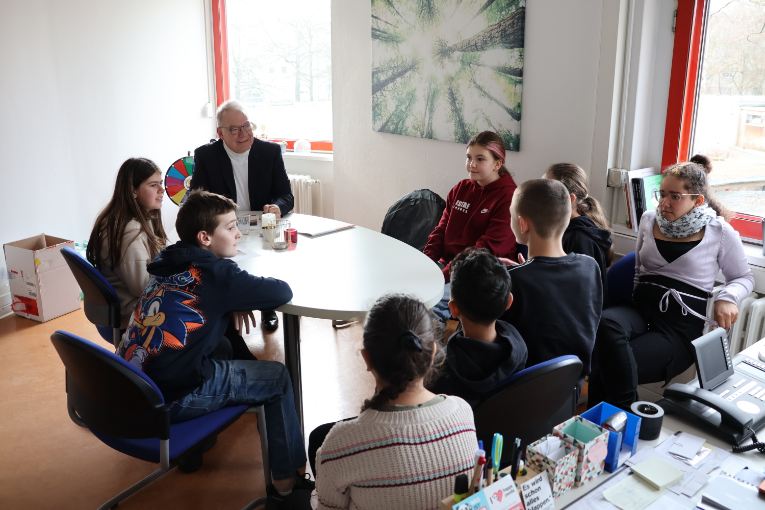 Die Kiezreporterinnen unBezirksstadtrat für Bildung Harald Muschner im Gespräch mit den Nachwuchsjournalistinnen und -journalisten. Kiezreporter der Kolumbus-Grundschule sind stolz auf ihre Siegerzeitung „Fuchskolumne“ (Reihe hinten), Schulleiterin Frau Betzing, Schülerzeitungsverantwortliche Frau Kühn, Bezirksstadtrat für Bildung Harald Muschner (Reihe unten, v.l.)