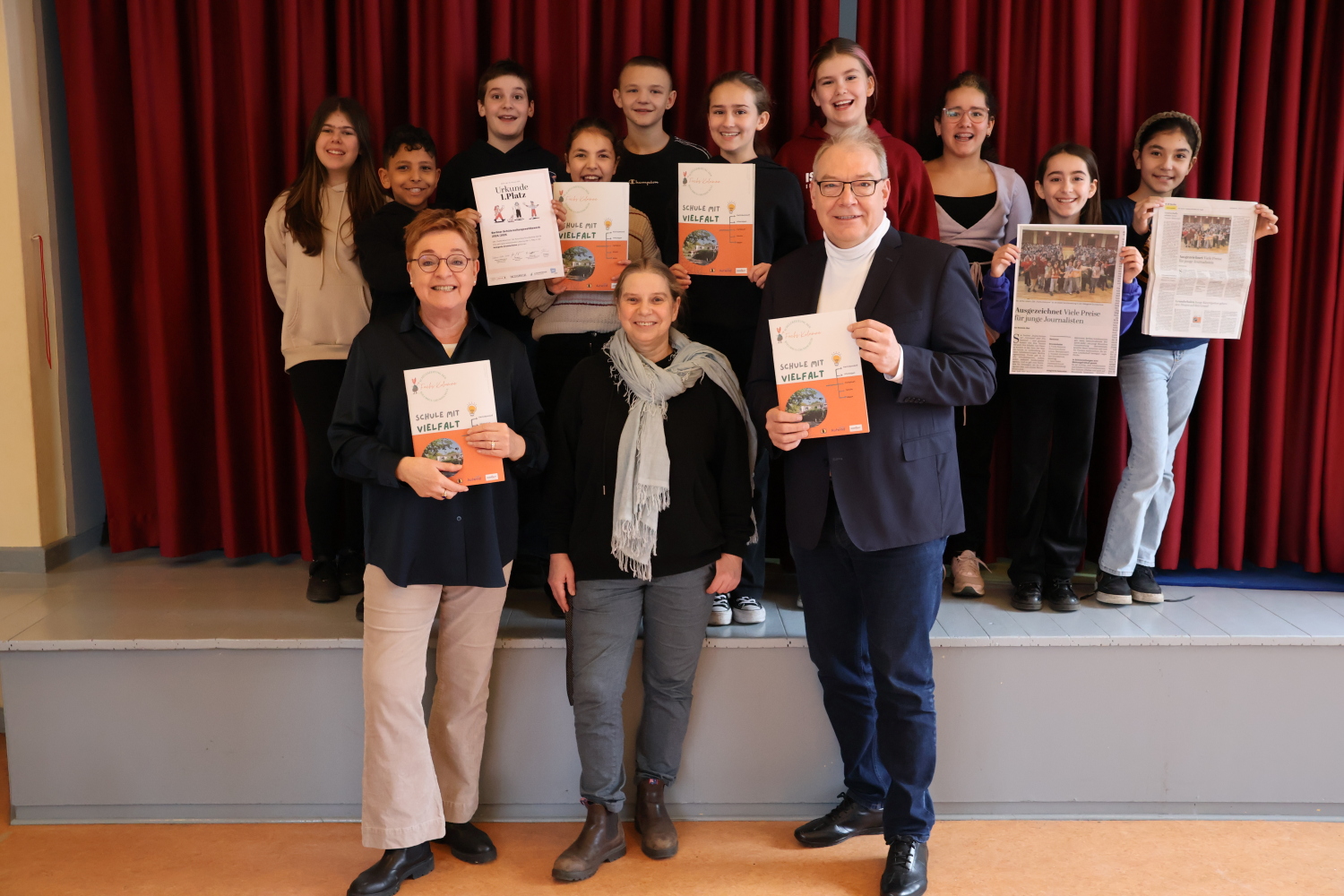 Die Kiezreporterinnen und Kiezreporter der Kolumbus-Grundschule sind stolz auf ihre Siegerzeitung „Fuchskolumne“ (Reihe hinten), Schulleiterin Frau Betzing, Schülerzeitungsverantwortliche Frau Kühn, Bezirksstadtrat für Bildung Harald Muschner (Reihe unten, v.l.)