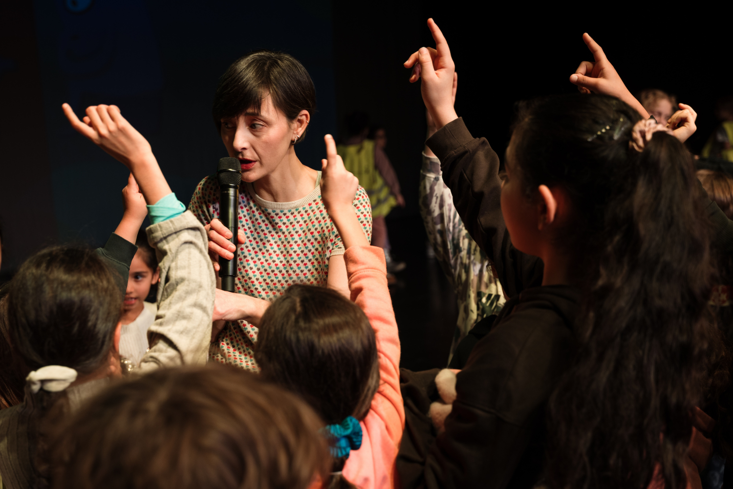 Comedienne Courntey O'Connell: Comedienne Courtney O‘Connell befragt Kinder auf der Bühne zu ihrer Meinung