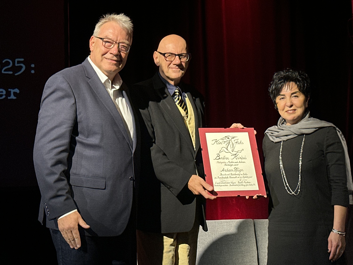 Von Bezirksbürgermeisterin und Kulturstadtrat geehrt: Krimifuchs Andreas Pflüger