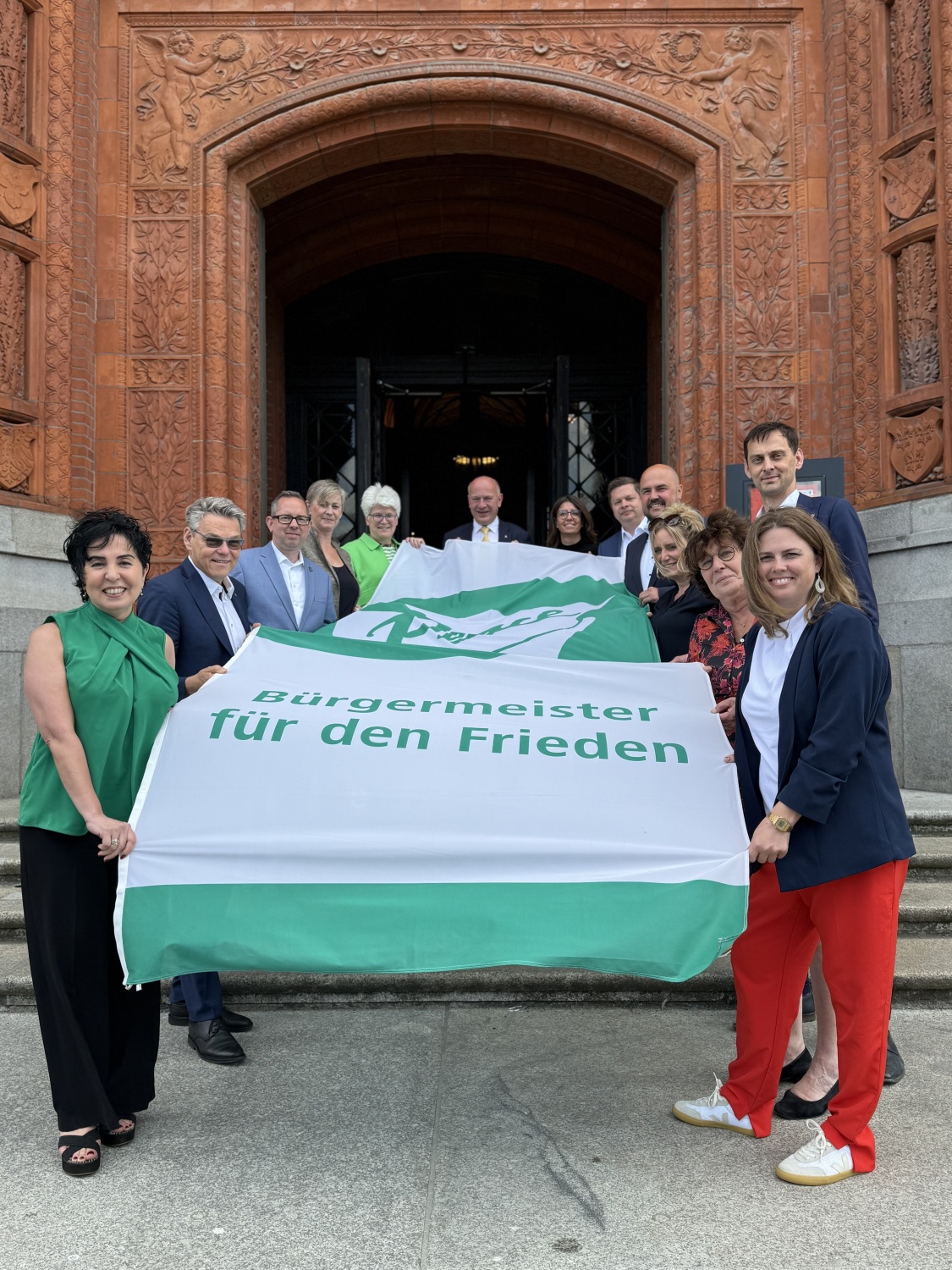 Der Regierende und die Bezirksbürgermeister zeigen Flagge für den Frieden.