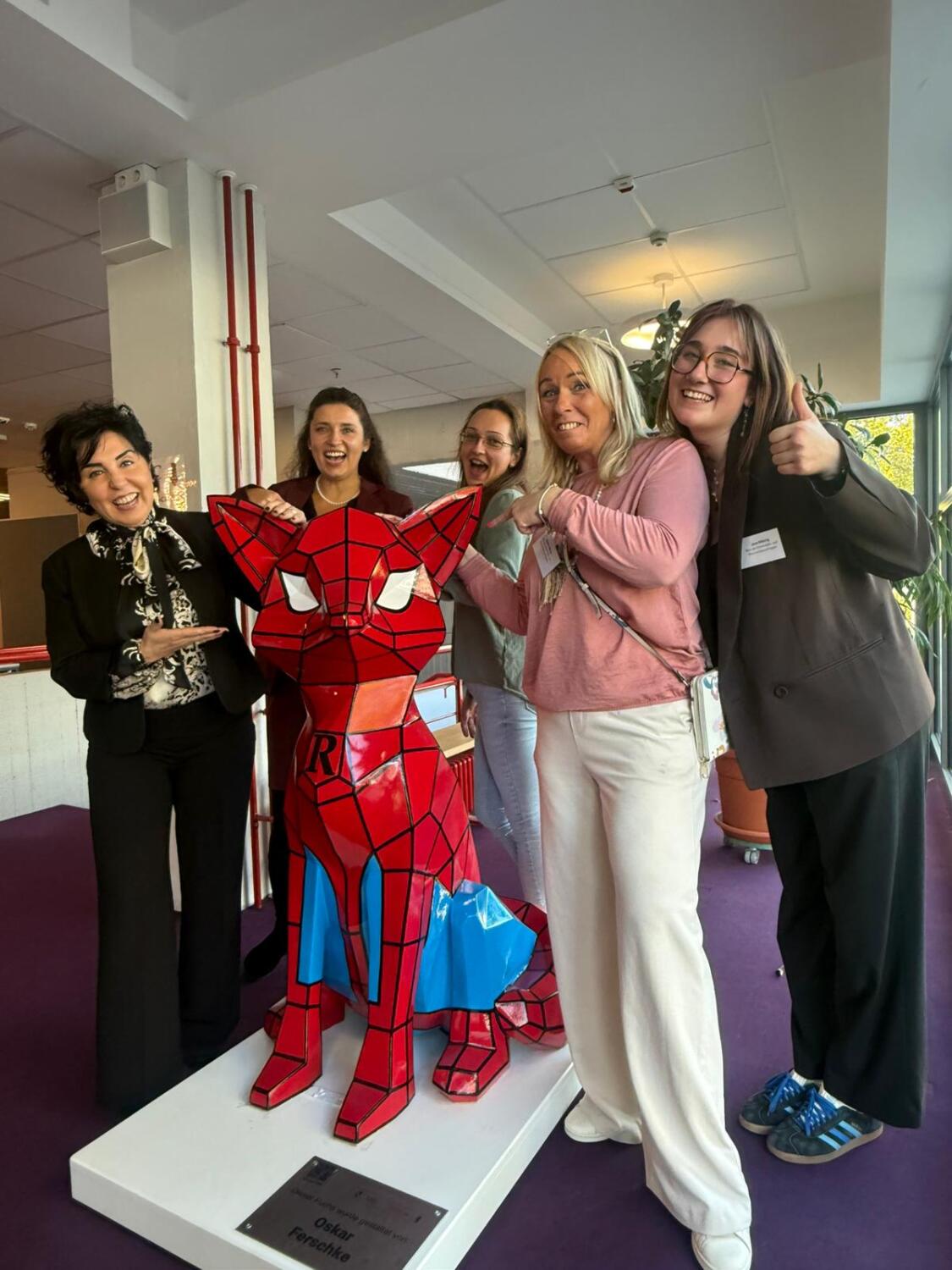 Bürgermeisterin mit dem Büro der Ehrenamts- und Einsamkeitsbeauftragten: v.l. Emine Demirbüken-Wegner, Katharina Schulz, Maria Leszczynski, Sophie Bettge und Jane Nibbrig.