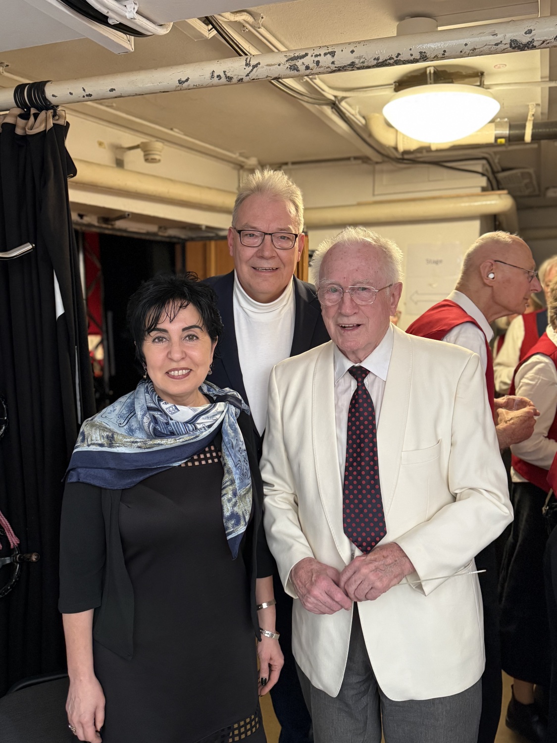 Dirigent Günter Krause (re.) mit Bezirksbügermeisterin Emine Demirbüken-Wegner und Kulturstadtrat Harald Muschner.