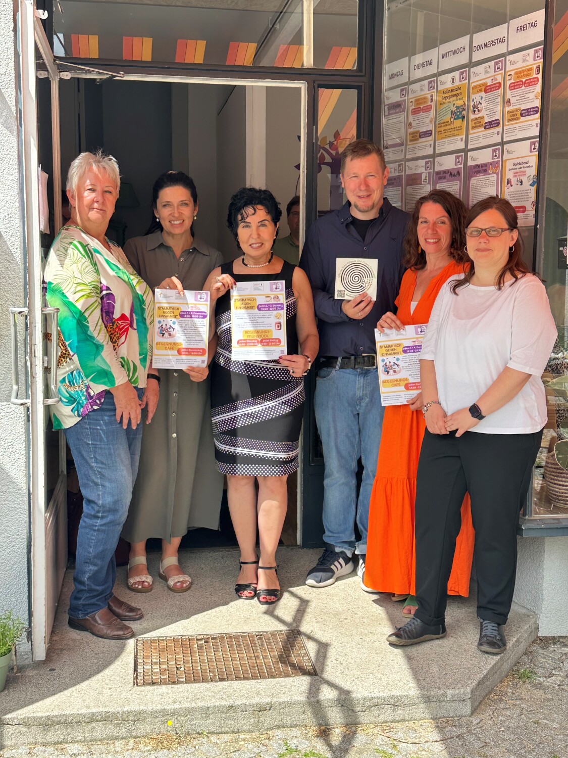 v.l.n.r. BVV-Vorsteherin Kerstin Köppen, Einsamkeitsbeauftragte Katharina Schulz, Bezirksbürgermeisterin Emine Demirbüken-Wegner sowie das Team vom Stadtteilzentrum Borsigwalde