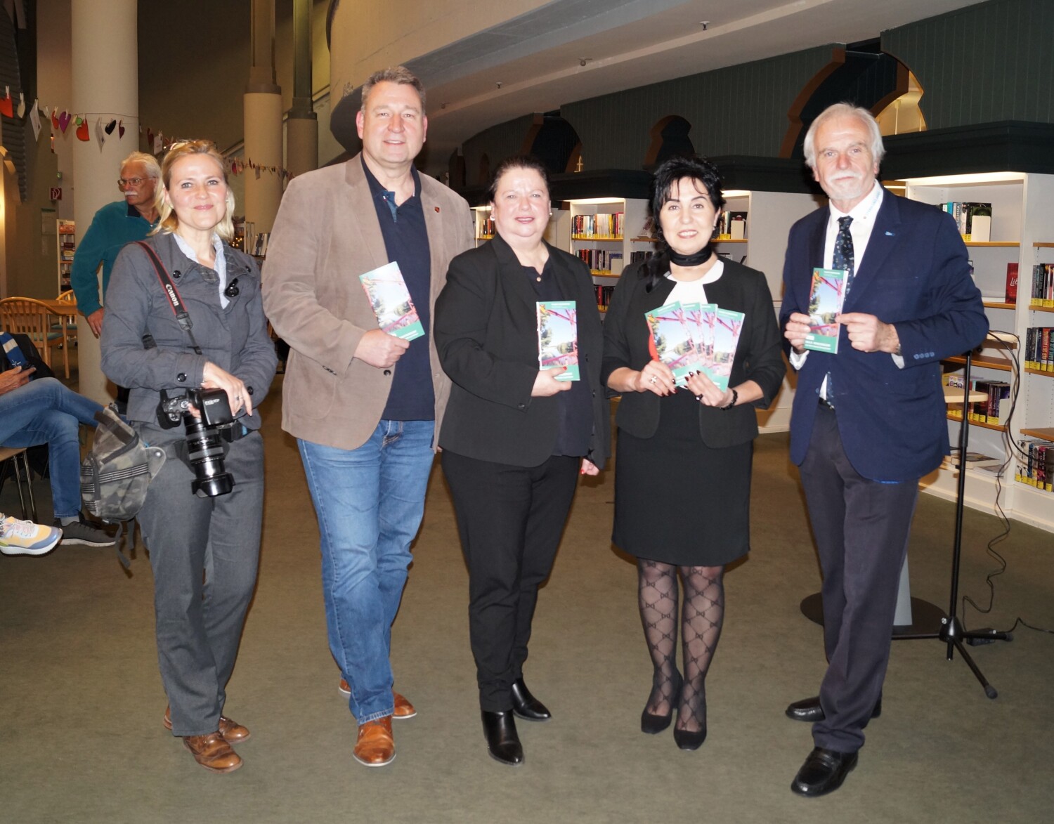 Präsentation des Reinickendorfer Tourismusführers durch Bezirksbürgermeisterin Emine Demirbüken-Wegner (2.v.r.) und den Tourismusverein Reinickendorf: (von links nach rechts – Christiane Flechtner: Projektleiterin, Journalistin und Fotografin / Christian George: Leiter der Wirtschaftsförderung Reinickendorf / Sabine Dobschanski und Christian Garbrecht: Vorstand des Tourismusvereins Reinickendorf e.V.