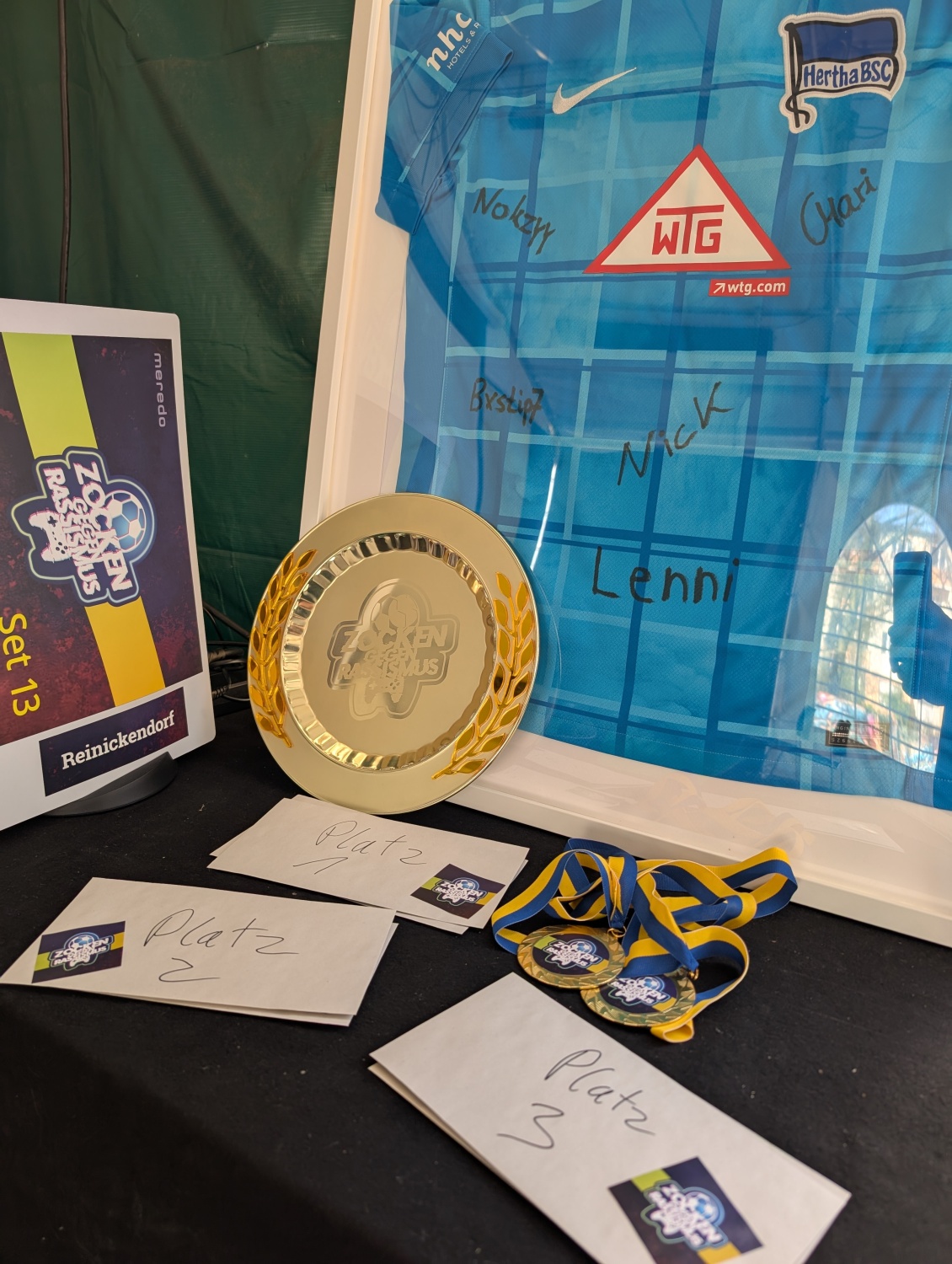 Medaillen und ein goldener Teller für die Sieger