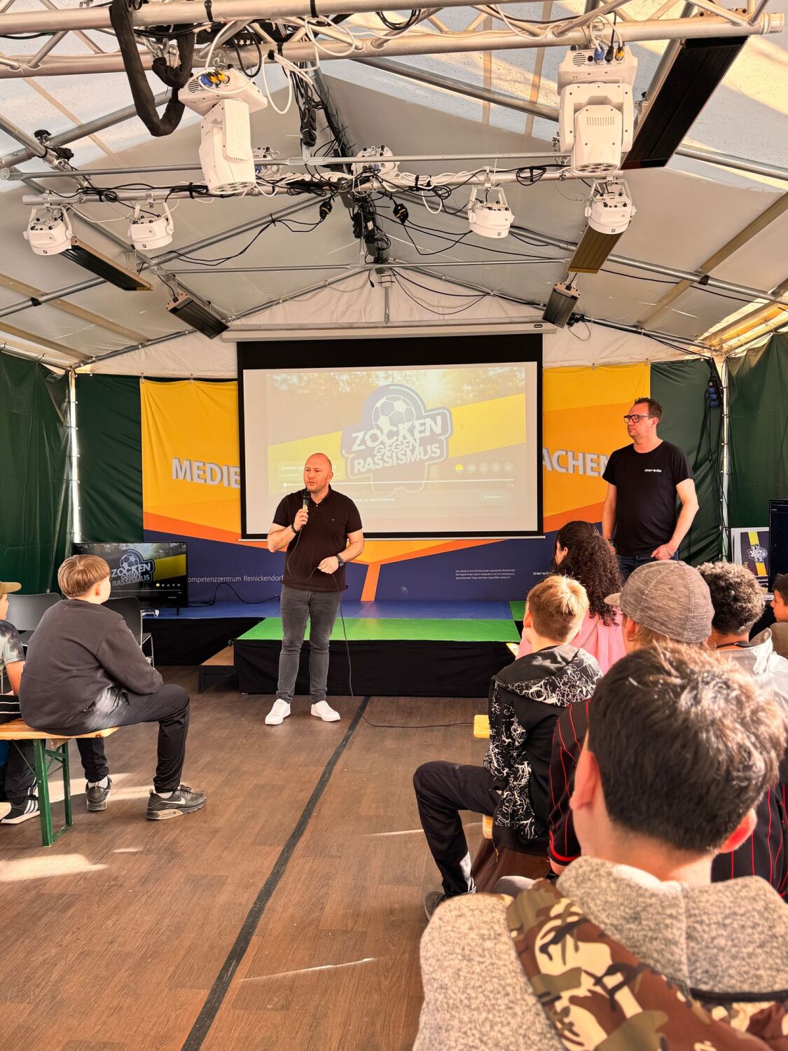 Jugendstadtrat Alexander Ewers (SPD) eröffnet das Finale „Zocken gegen Rassismus“