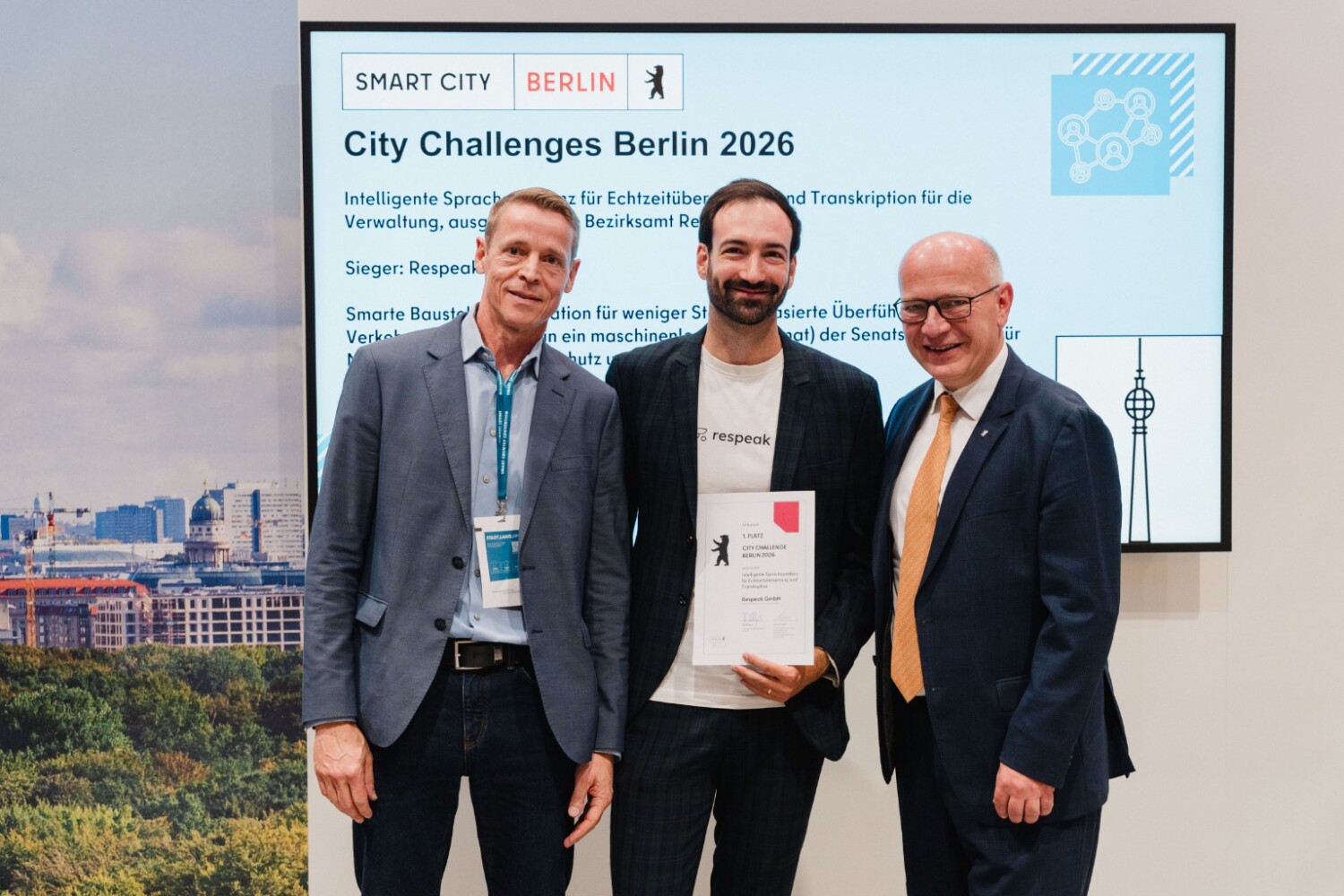 Siegerteam der City Challenge Berlin 2026: v. l. n. r.: Ulf Rosenberg (Fachbereichsleiter im Amt für Soziales), Dr. Tim Rietz (Geschäftsführer der Respeak GmbH) und Kai Wegner (Regierender Bürgermeister von Berlin).