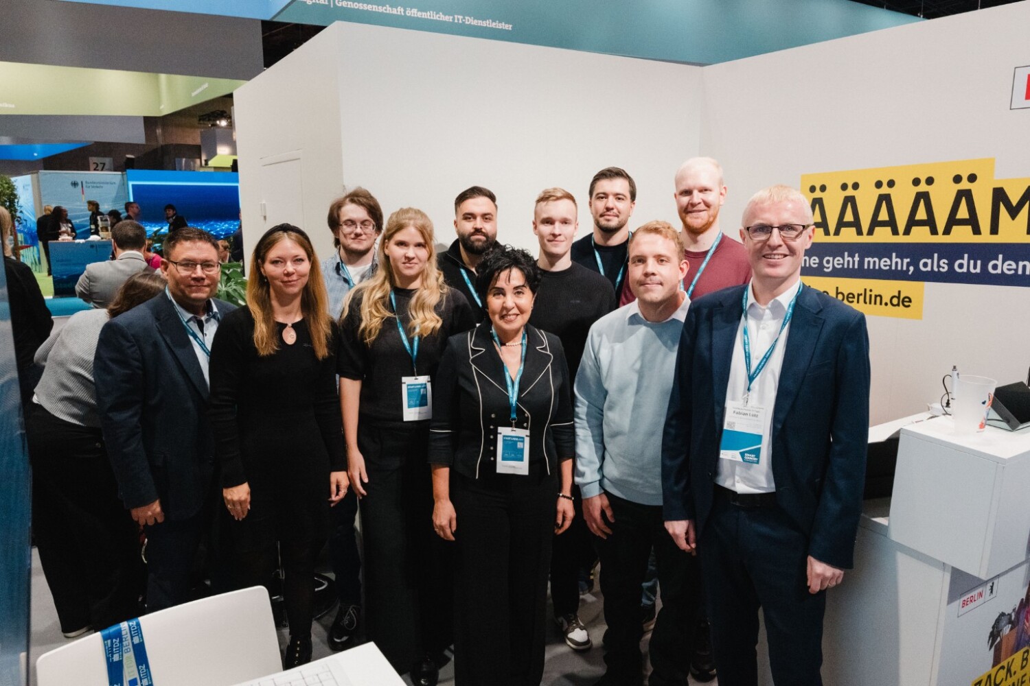 Teamfoto Fachbereich Geschäftsprozessmanagement: Jens Heinrich (ganz links, Leiter des Steuerungsdienstes und der Serviceeinheit Finanzen), Bezirksbürgermeisterin Emine Demirbüken-Wegner (mittig) und Fabian Lotz (ganz rechts, Leiter des Fachbereichs Geschäftsprozessmanagement und Digitalisierung) und sein Team.