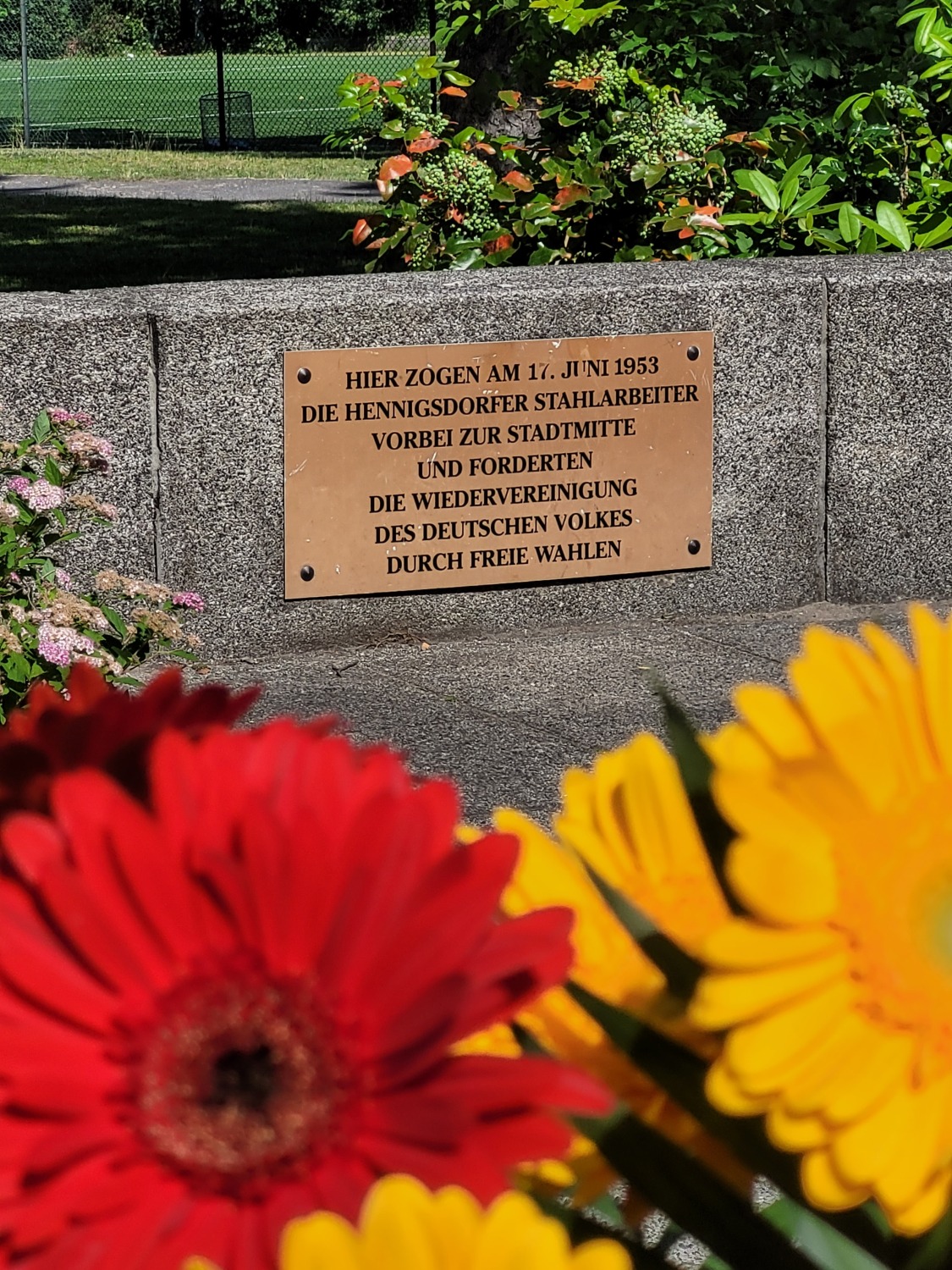 Blumen am Mahnmal an der Berliner Straße in Tegel