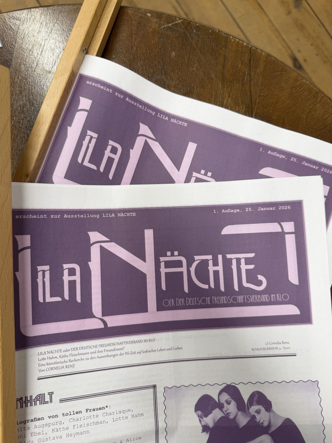 Das Highlight der Installation: Die Zeitung „Lila Nächte“