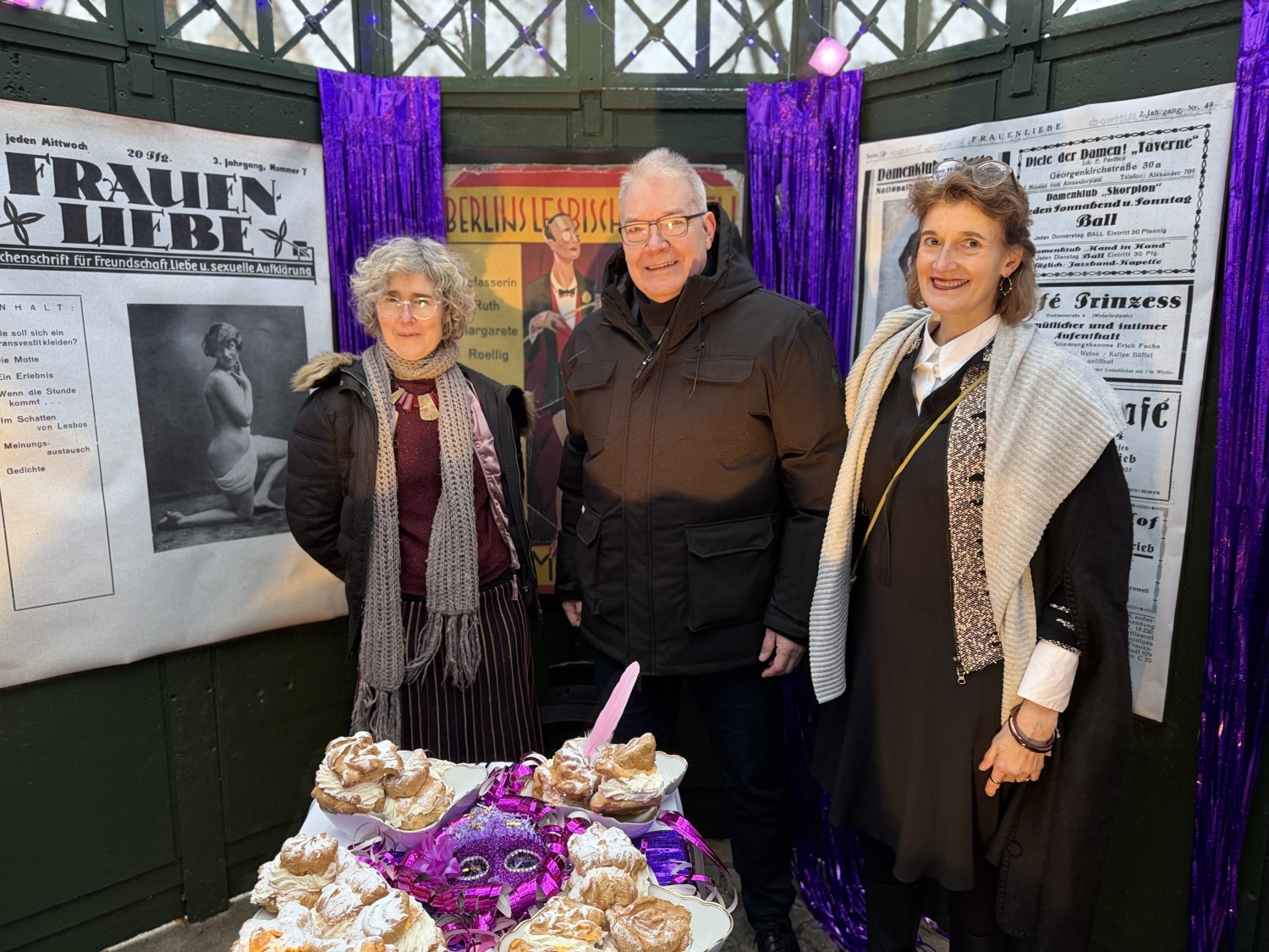 Mittendrin in der Installation: Die Künstlerinnen Cornelia Renz, Bezirksstadtrat für Kultur Harald Muschner und die Leiterin des Fachbereichs Kunst und Geschichte Dr. Sabine Ziegenrücker im Café Achteck auf der Wiese vorm Museum Reinickendorf