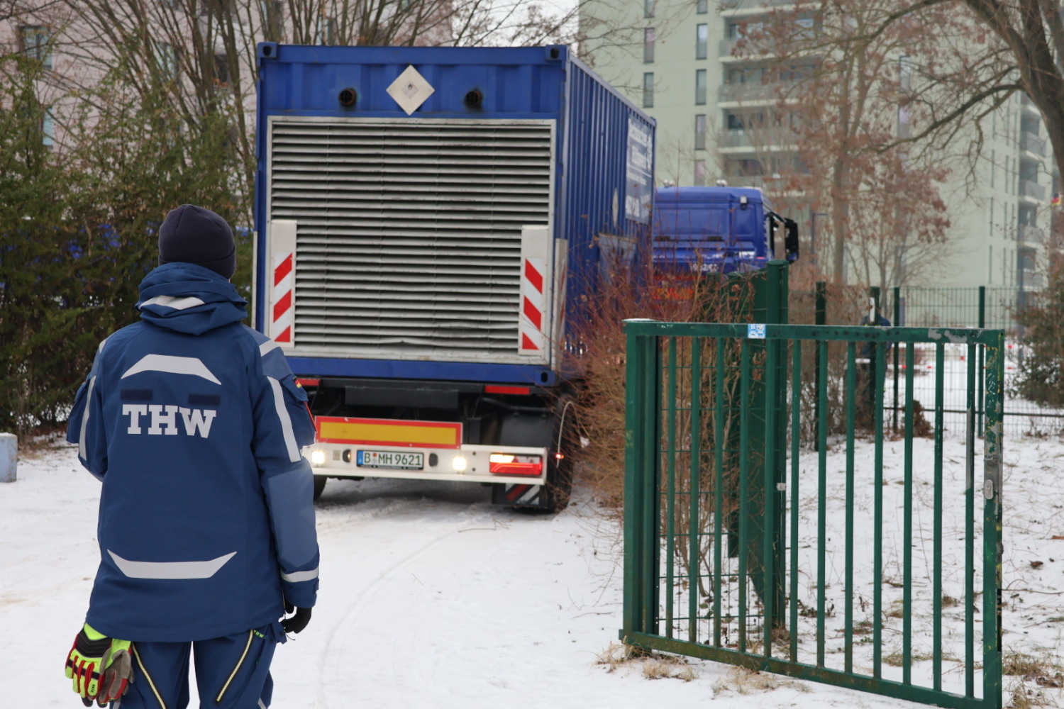 Das Notstromaggregat wird angeliefert. 