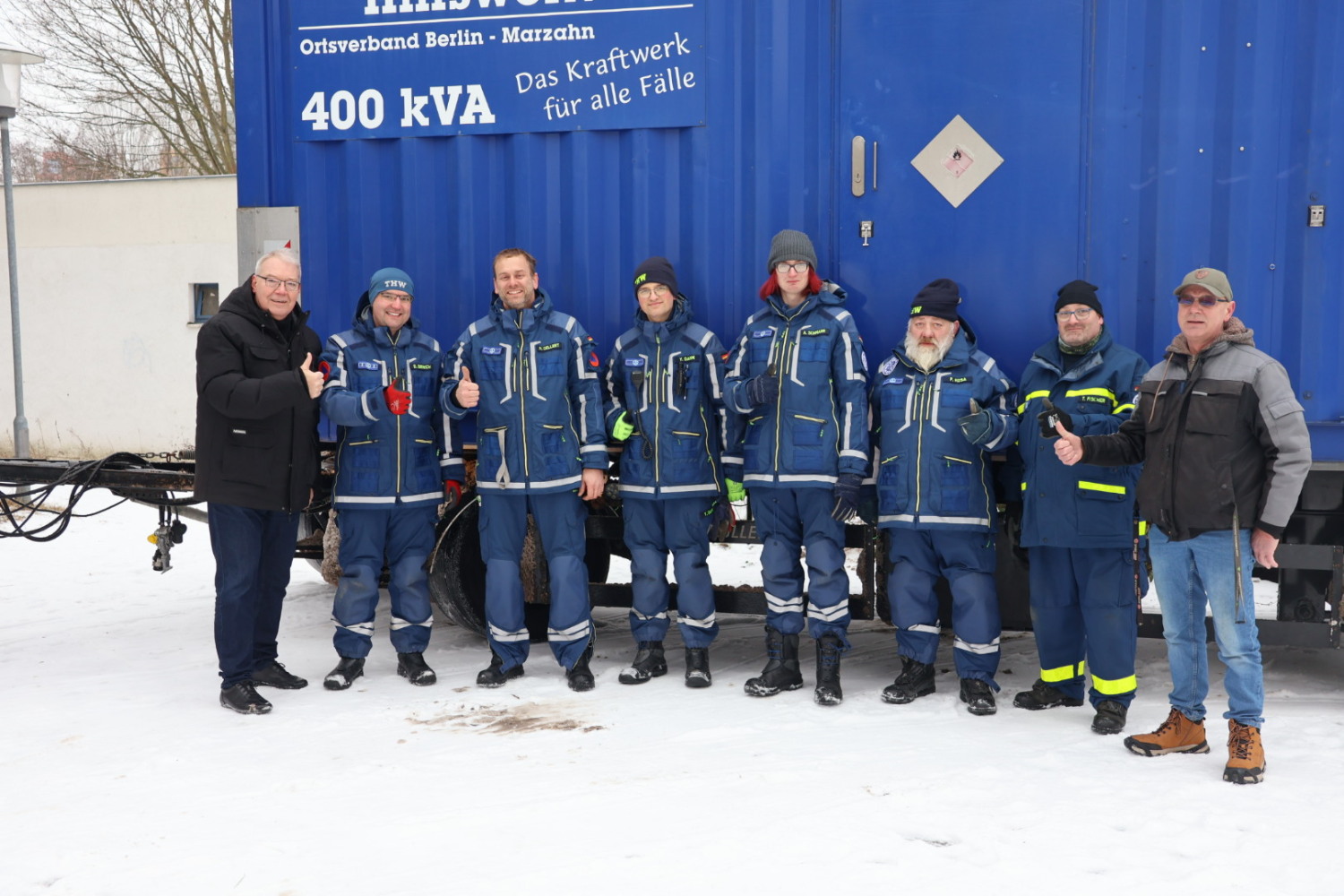 Bezirksstadtrat für Bildung Harald Muschner bedankt sich beim Einsatzteam des THW und dem Schulhausmeister für die hervorragende Arbeit. 