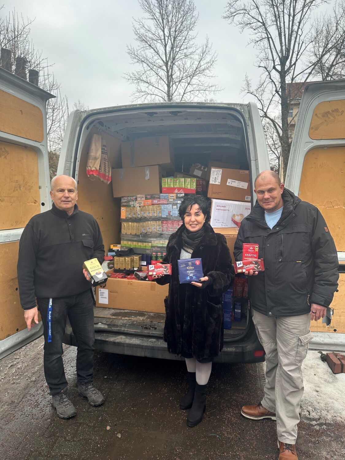 Spendenübergabe Kaffeewette 2026: v.r.. Michael Lind, Emine Demirbüken-Wegner und Sozialarbeiter Norbert Kruschel