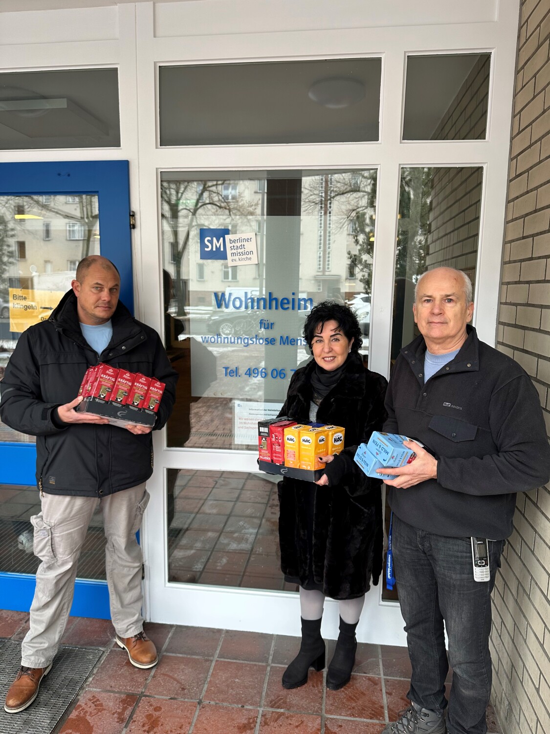 Spendenübergabe Kaffeewette 2026: v.l. Michael Lind, Emine Demirbüken-Wegner und Sozialarbeiter Norbert Kruschel