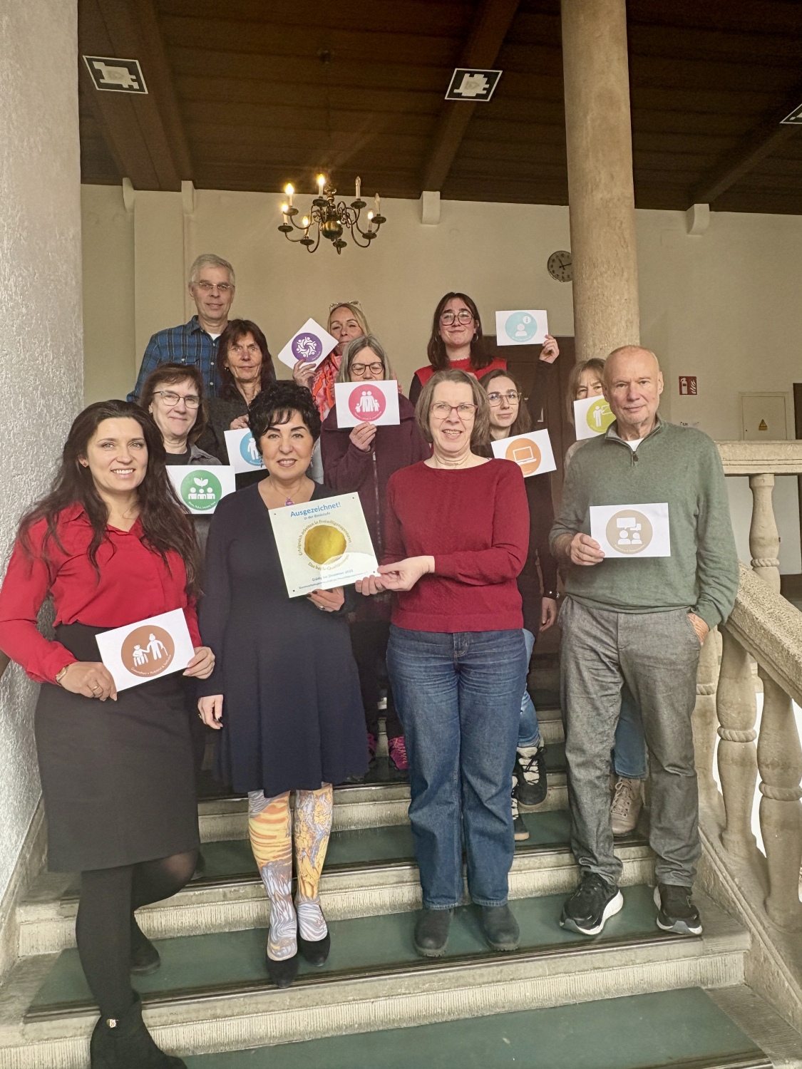 Das engagierte Team aus ehrenamtlichen und hauptamtlichen Kolleginnen und Kollegen wirbt für das Engagement, vorn v.l. Einsamkeitsbeauftragte Katharina Schulz, Bezirksbürgermeisterin Emine Demirbüken-Wegner und die neue Leiterin des Ehrenamtsbüros, Gabriele Brandt..