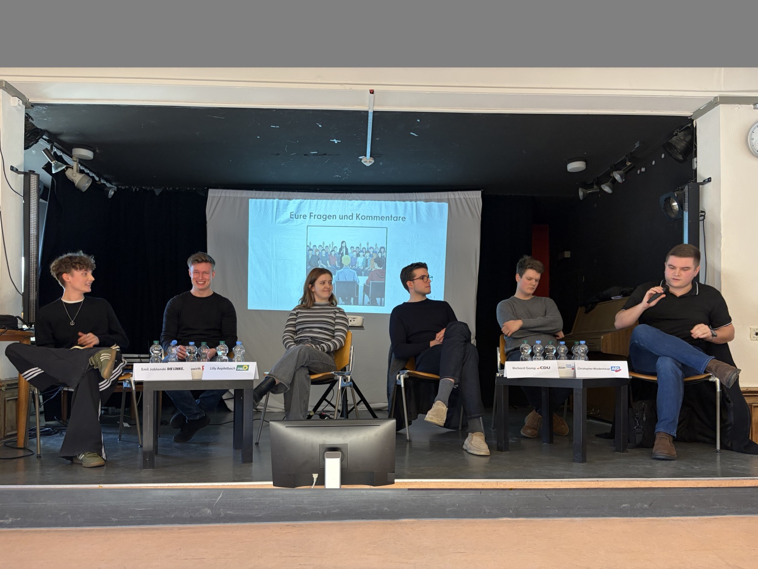 v.l. Emil Jablonski (Die Linke), Mattis Neuwirth (SPD), Lilly Aepfelbach (Bündnis’90/Die Grünen), Richard Gamp (CDU), Laurent Putzier (FDP), Christopher Wiedenhaupt (AfD)