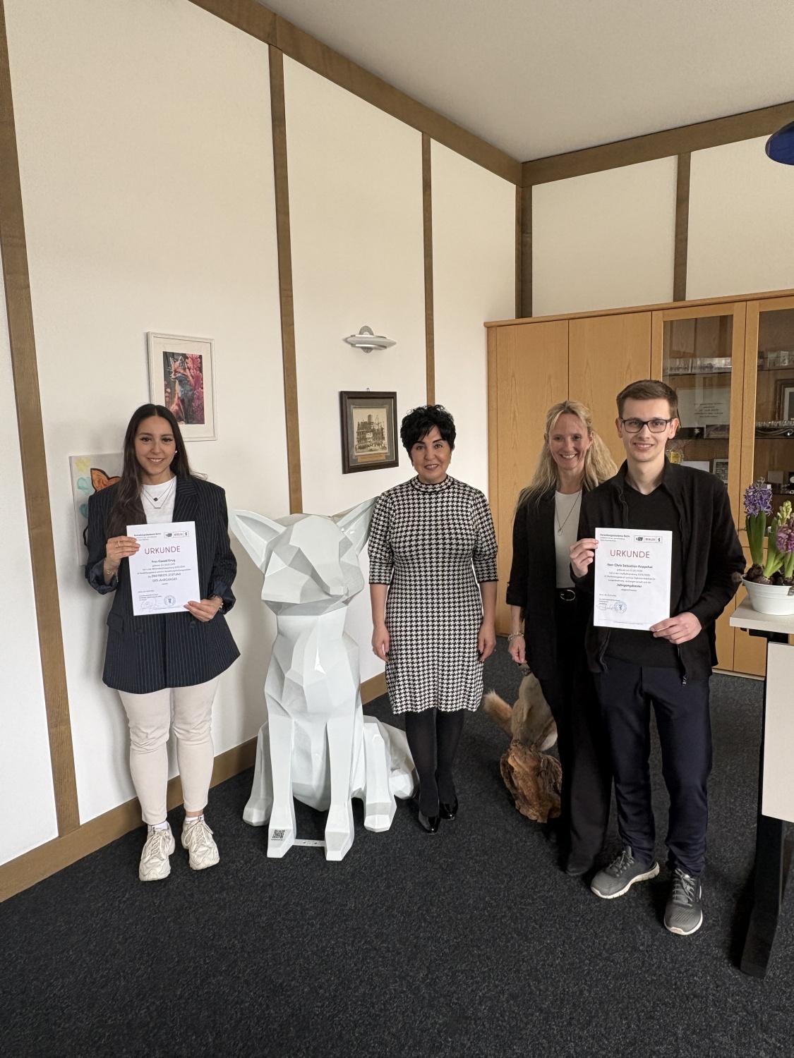 Verwaltungsfachangestellte Cansel Ertug_Stadtsekretäranwärter Chris Koppehel_Ausbildungsleiterin Alexandra Bansemer und Bezirksbürgermeisterin Emine Demirbüken-Wegner