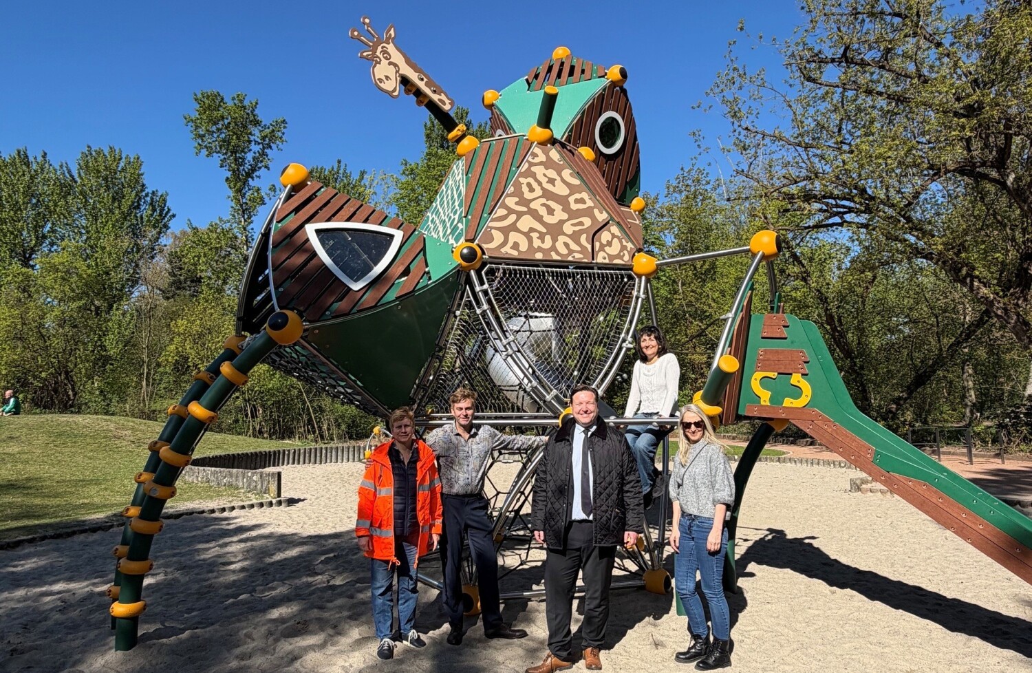 BzStR Pieper eröffnet den Spielplatz am Spielelement im Animal-Print mit Zebra- und Giraffenmustern