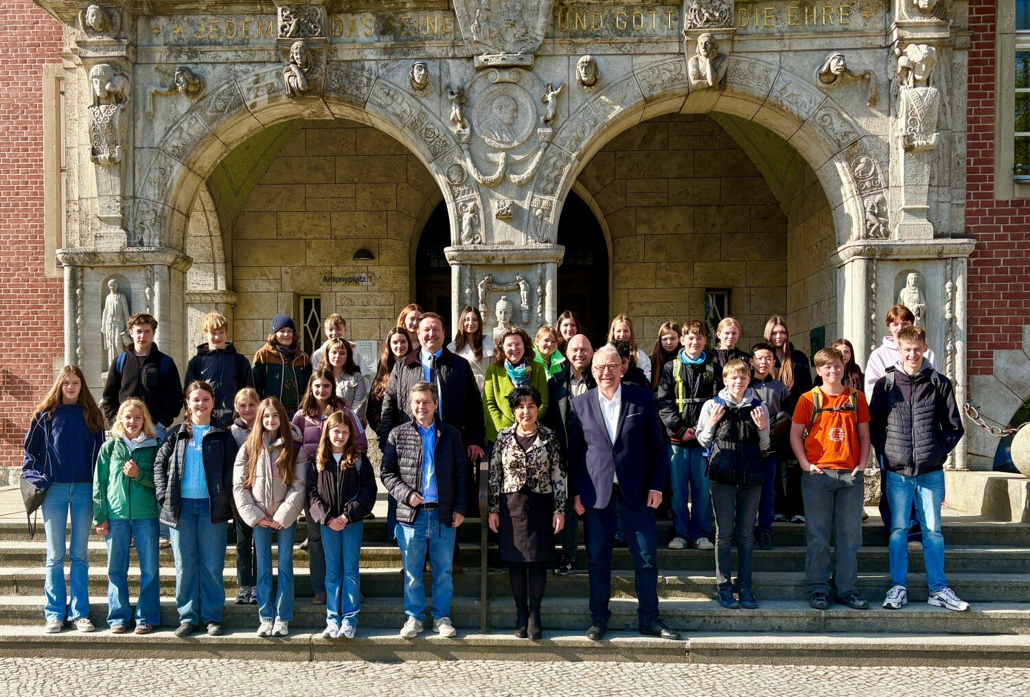 Gemeinsames Gruppenfoto der Teilnehmenden mit der Bezirksbürgermeisterin und Stadträten
