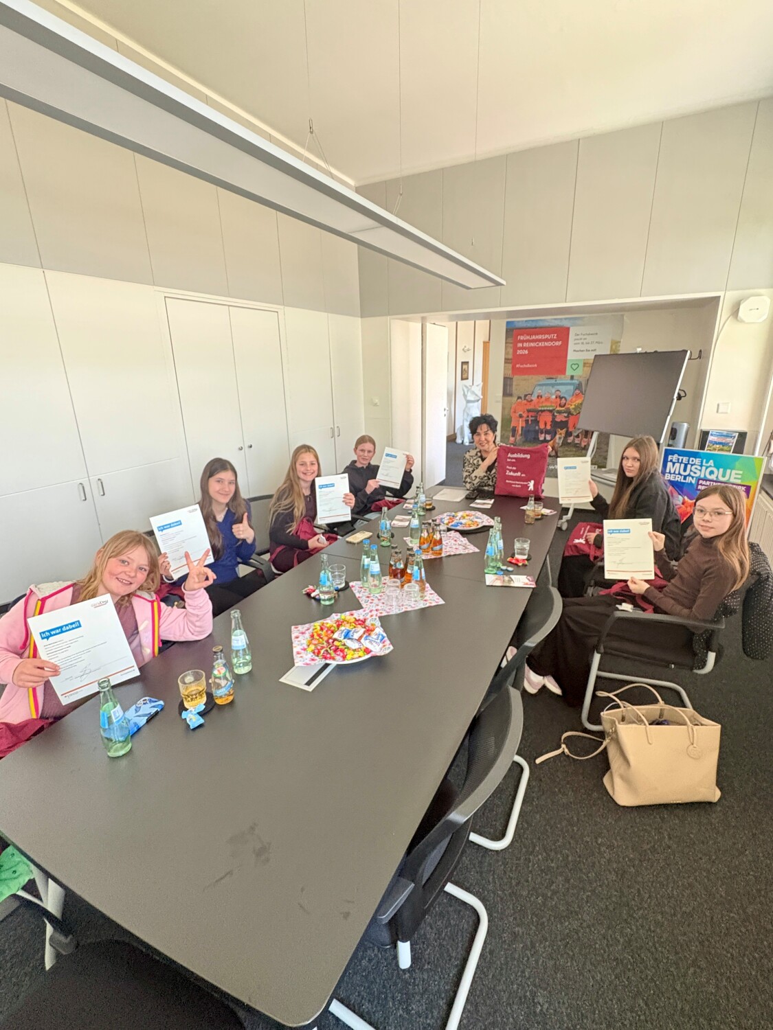 Gruppenbild der Teilnehmerinnen mit Bezirksbürgermeisterin Emine Demirbüken-Wegner