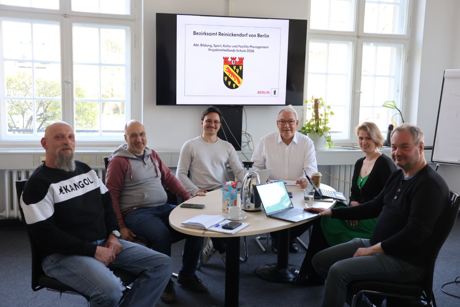 Die Jury bestehend aus Jens Meißner (AFD), Jens Augner (Bündnis 90/Die Grünen), David Jahn (FDP), Bezirksstadtrat für Bildung Harald Muschner (CDU), Cassandra Hoffmann (CDU), Gilbert Collé (SPD) (v.l.n.r.) vergibt auch dieses Jahr wieder Fördermittel an Reinickendorfer Schulen