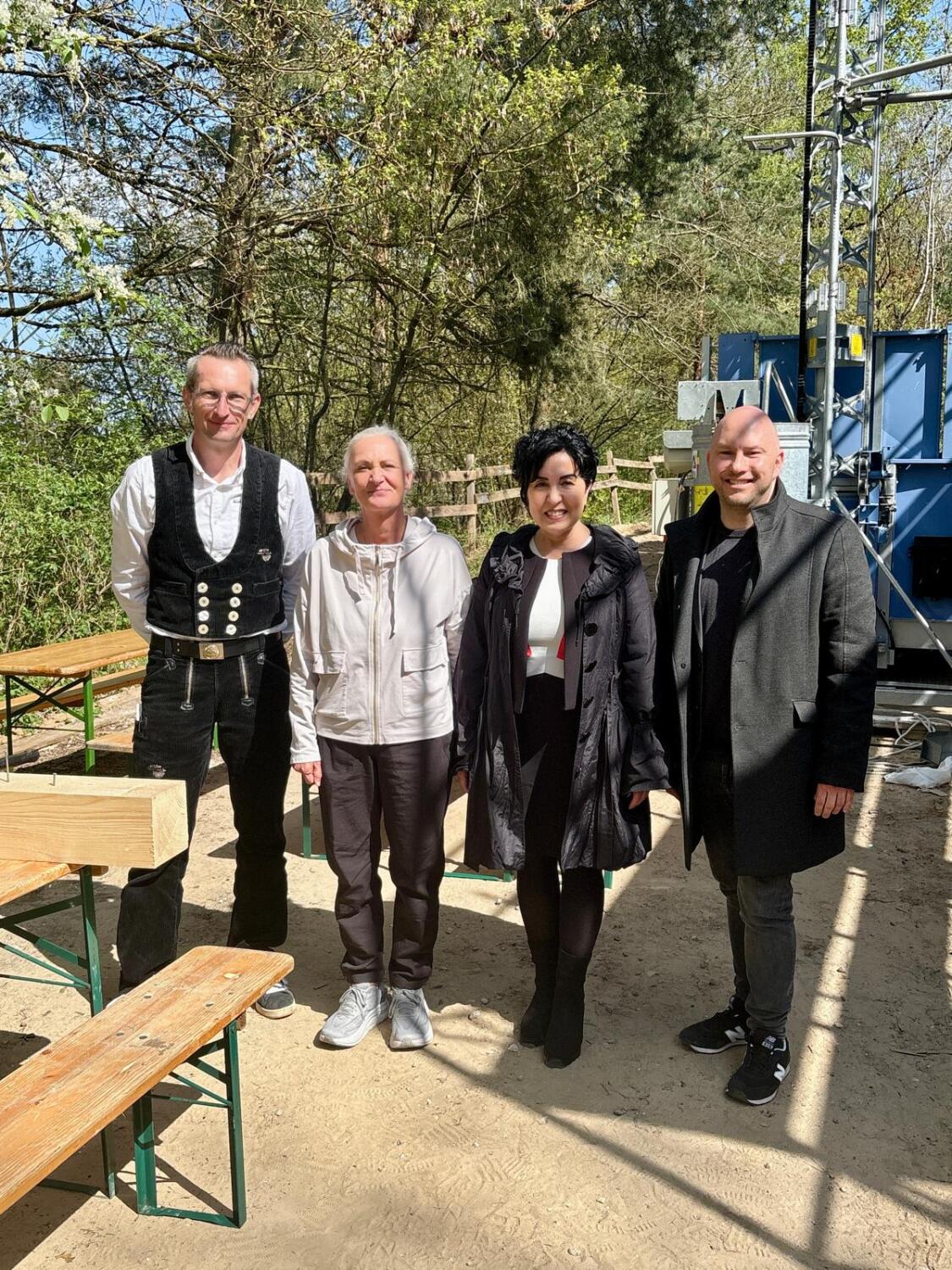 Gemeinsames Gruppenfoto zum Richtfest mit Vertretern des Evangelischen Kirchenkreisverbandes für Kindertageseinrichtungen Berlin Mitte-Nord und des Handwerks , Bezirksbürgermeisterin Emine Demirbüken-Wegner sowie Stadtrat für Jugend und Familie Alexander Ewers