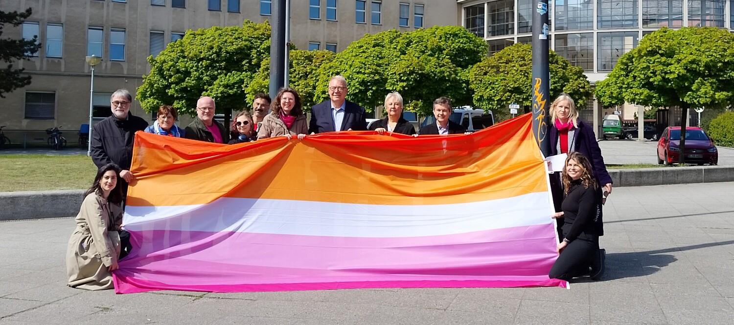 Gemeinsames Gruppenfoto der bezirklichen Beauftragten für Antidiskriminierung, queere Lebensweisen (LSBTIQ+) und Gleichstellung mit den Bezirksstadträten, BVV-Vertretern sowie weiteren Gästen