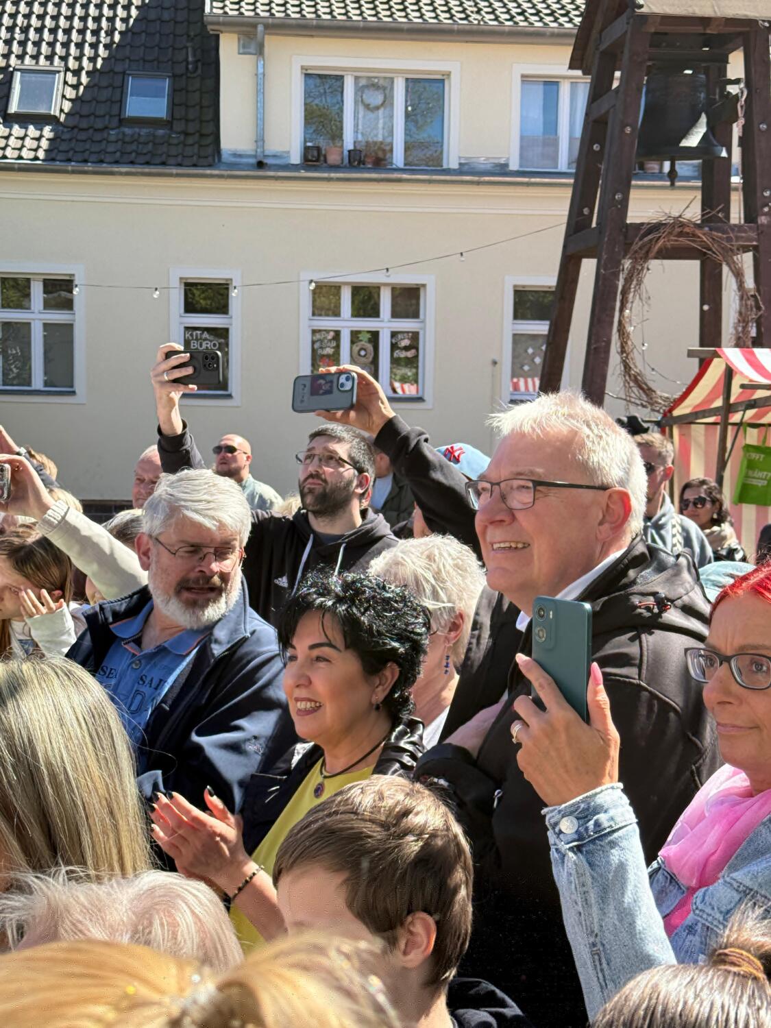 Fahrradrallye 2026: Bürgermeisterin Demirbüken-Wegner und Sportstadtrat Muschner bejubeln die Ankommenden