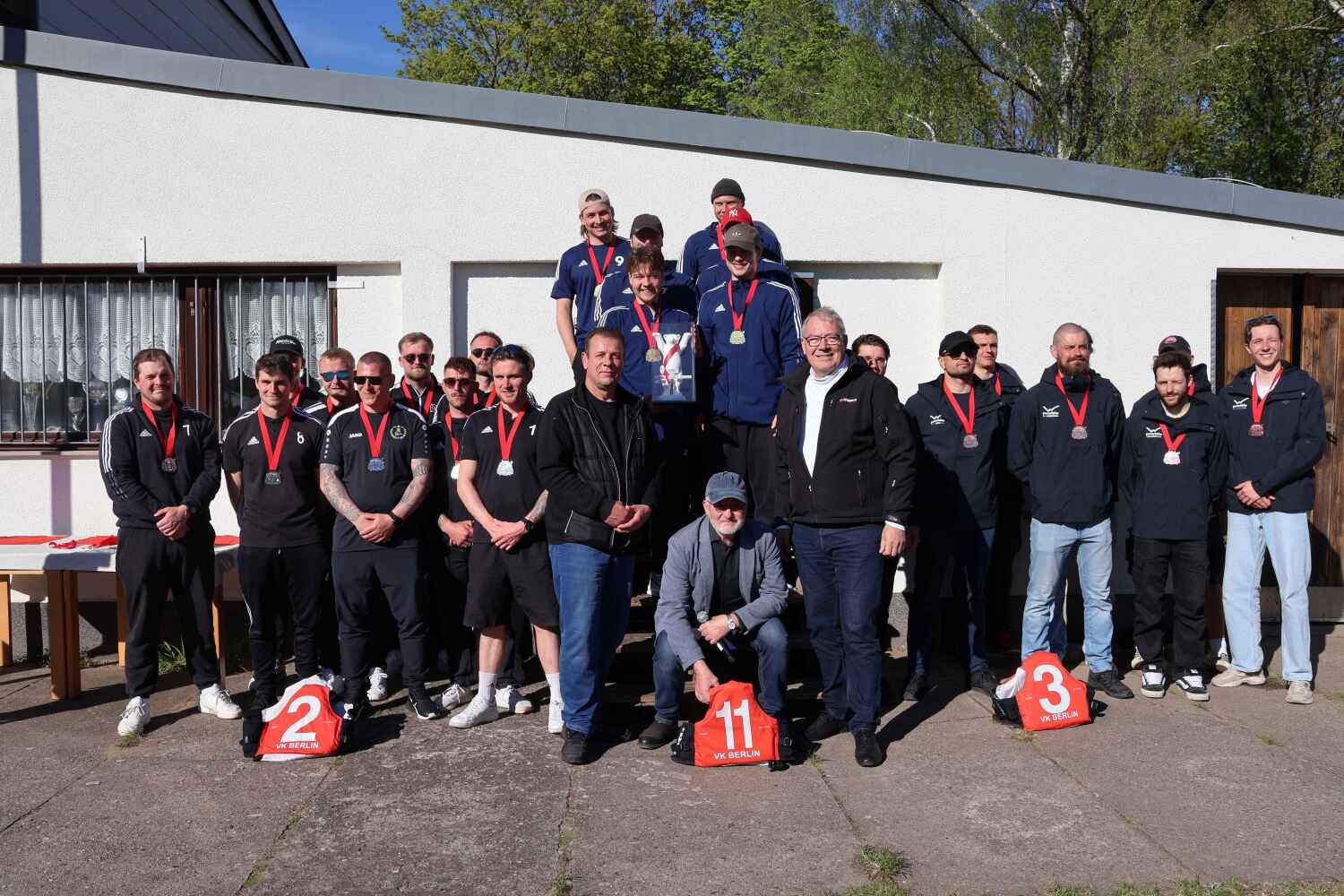 Bezirksstadtrat für Sport, Harald Muschner (CDU), zusammen mit den stolzen Spielern, dem Bezirksverordneten Martin Stelzer und dem Vorsitzenden des Vereins für Kanusport Berlin e.V. Stefan Scheidmann