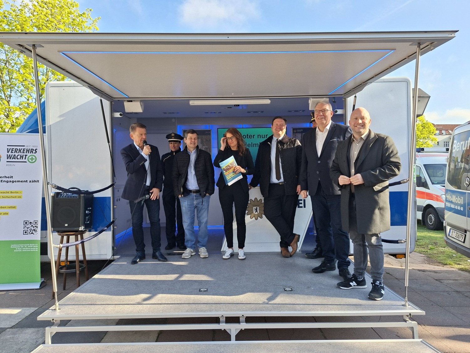 v.l.n.r. stell. Präsident der Landesverkehrswacht Uwe Karck, von der Polizei Koordinatorin Frau Lukasek, Gesundheitsstadtrat Uwe Brockhausen, Staatssekretärin für Bildung Christina Henke, Bezirksstadtrat für Ordnung, Umwelt und Verkehr Sebastian Pieper, Leiter der Polizeidirektion 1 Thomas Dublies, Bildungsstadtrat Harald Muschner und Jugendstadtrat Alexander Ewers