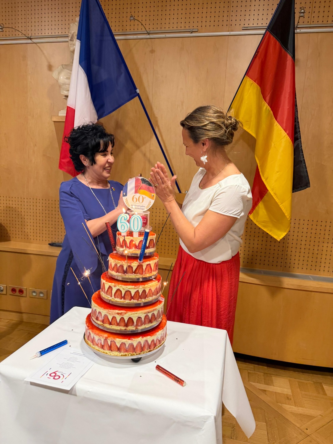 Gemeinsame Gratulation zum 60-jährigen Bestehen der Städtepartnerschaft zwischen Reinickendorfs Bezirksbürgermeisterin Emine Demirbüken-Wegner und Antonys neuer Bürgermeisterin Aude Nodé-Langlois