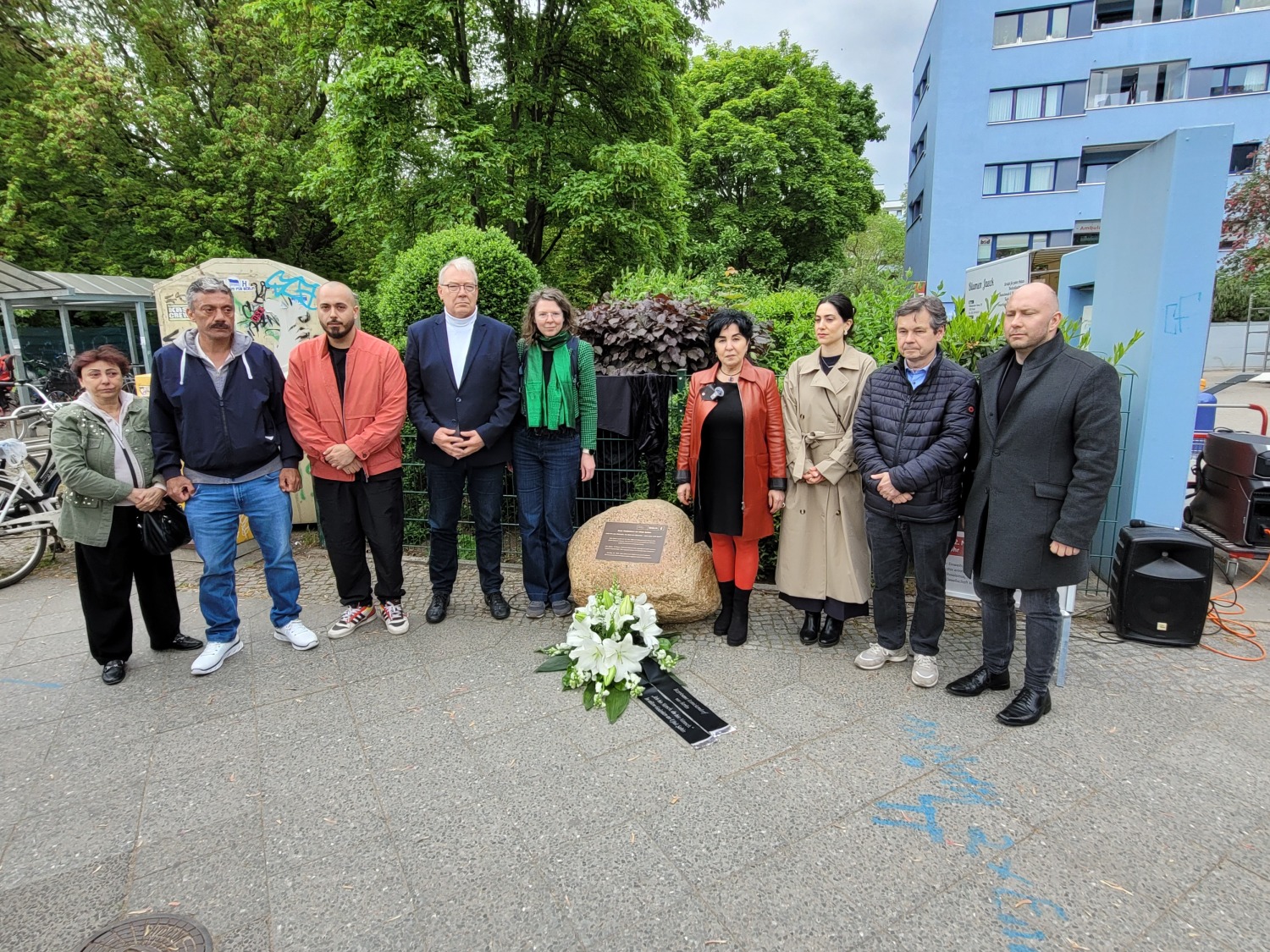 Mitglieder des Bezirksamts, Angehörige der Familie Sahin sowie Antidiskriminierungsbeauftragte Ebru Okatan am Gedenkstein