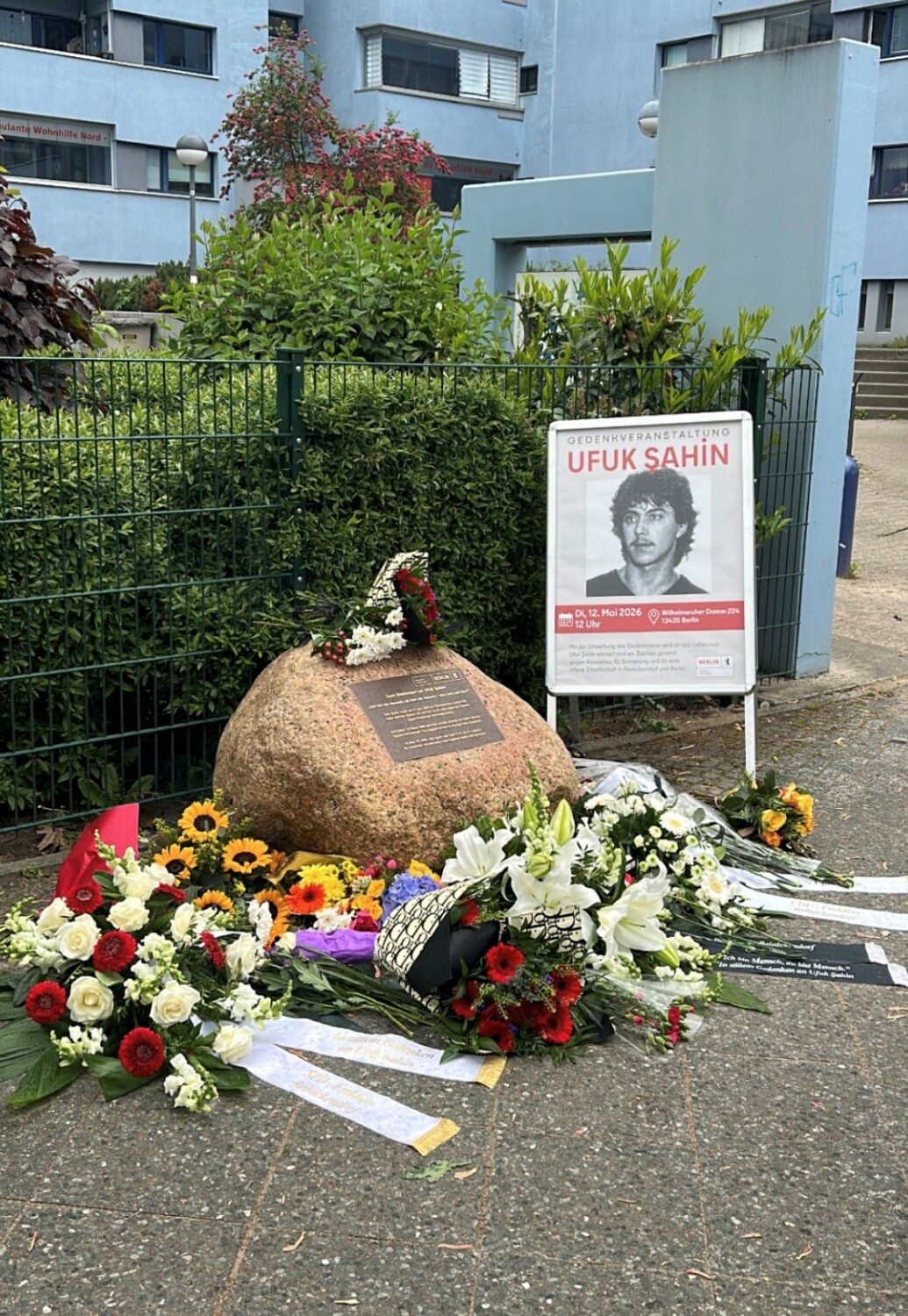 Ein Blumenmeer zeigt die große Reinickendorfer Anteilnahme