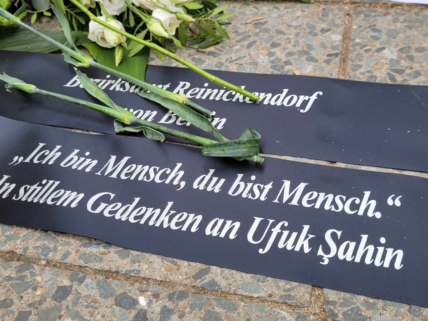 Bewegende letzte Worte auf dem Trauergebinde des Bezirksamts