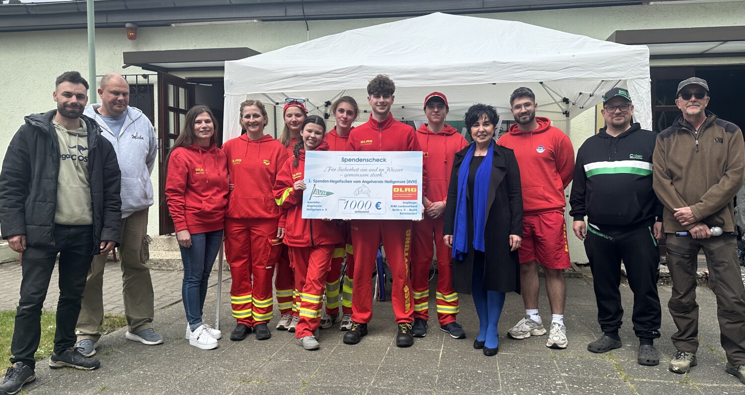 Feierliche Übergabe einer Spende in Höhe von 1.000 Euro an die DLRG Reinickendorf in Anwesenheit von Reinickendorfs Bezirksbürgermeisterin Emine Demirbüken-Wegner.