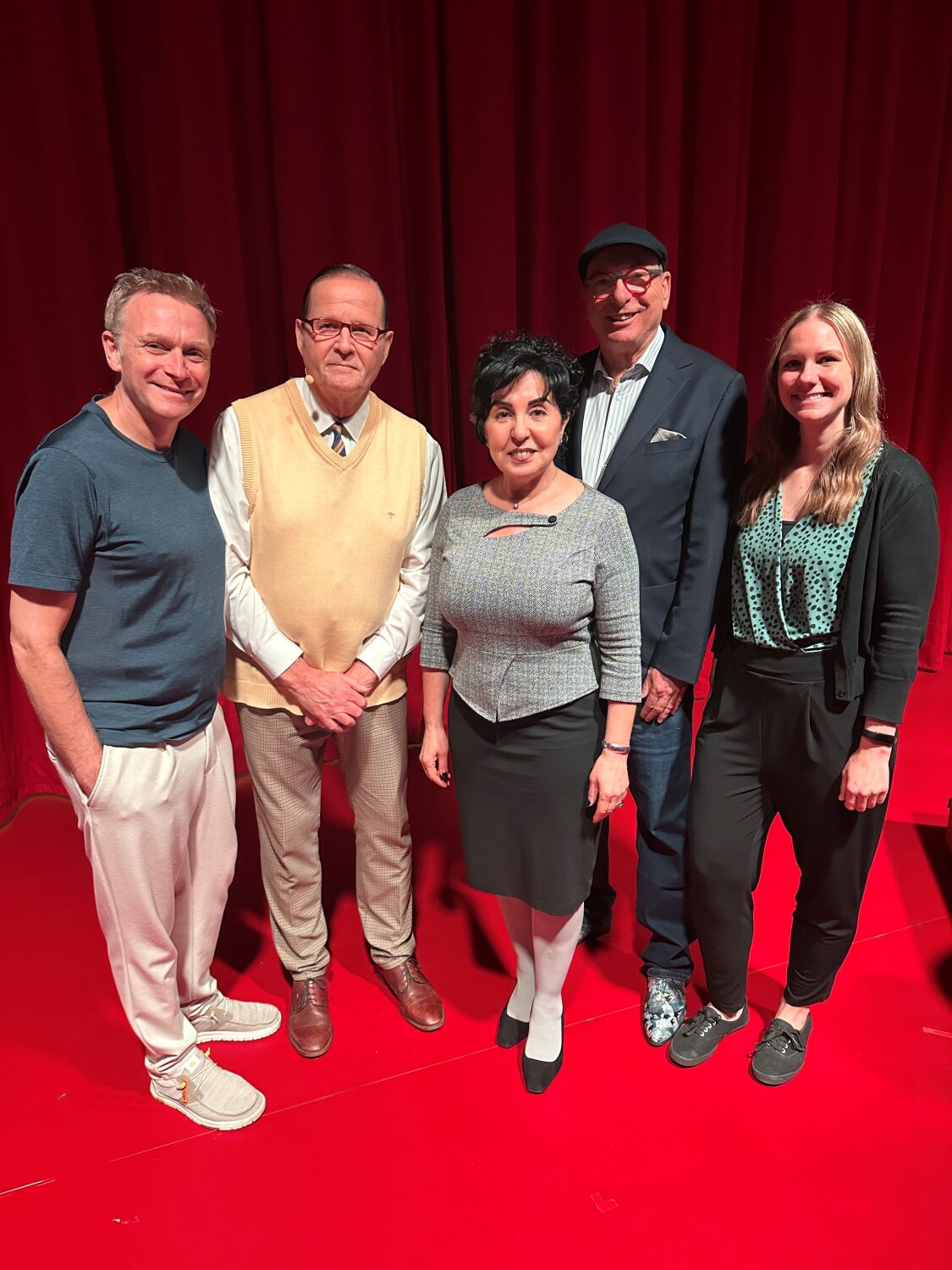 Comedy im Kulturtreff: von links nach rechts: Thomas Nicolai, Helmut Hoffmann, Bezirksbürgermeisterin Emine Demirbüken-Wegner, Michael Genähr und Nadine Zenk (Fachbereich Senioren).