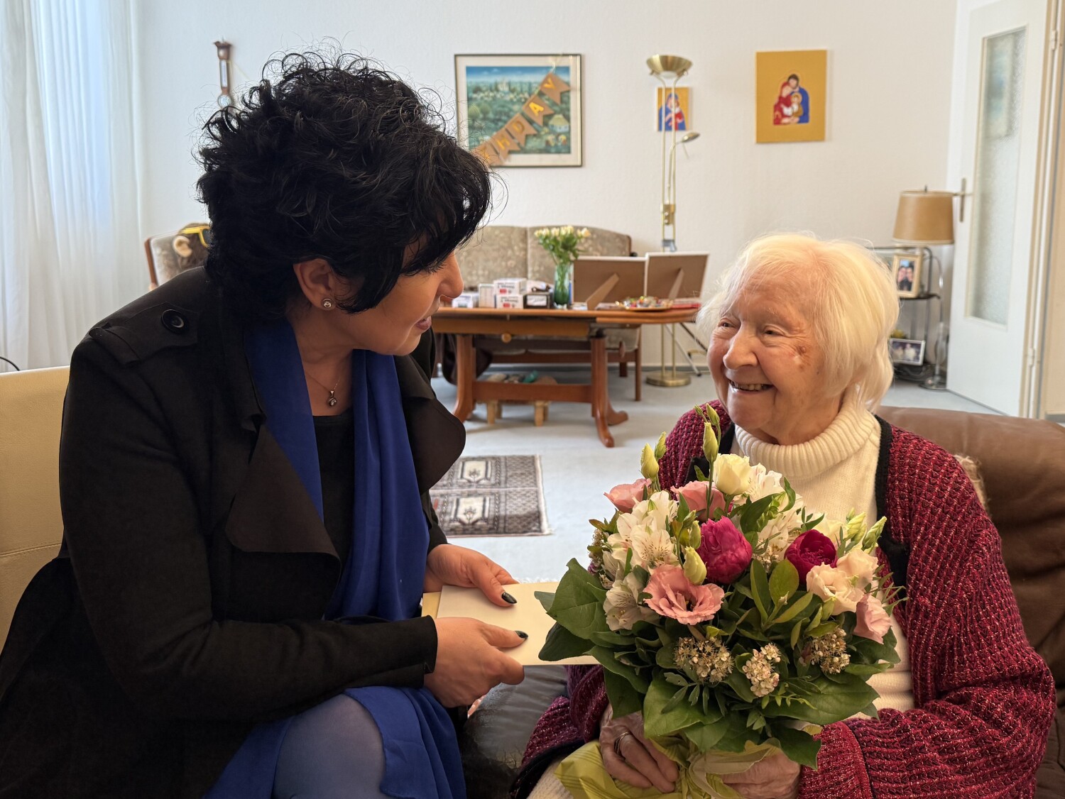 Gratulation zum 102. Geburtstag durch Bezirksbürgermeisterin Emine Demirbüken-Wegner