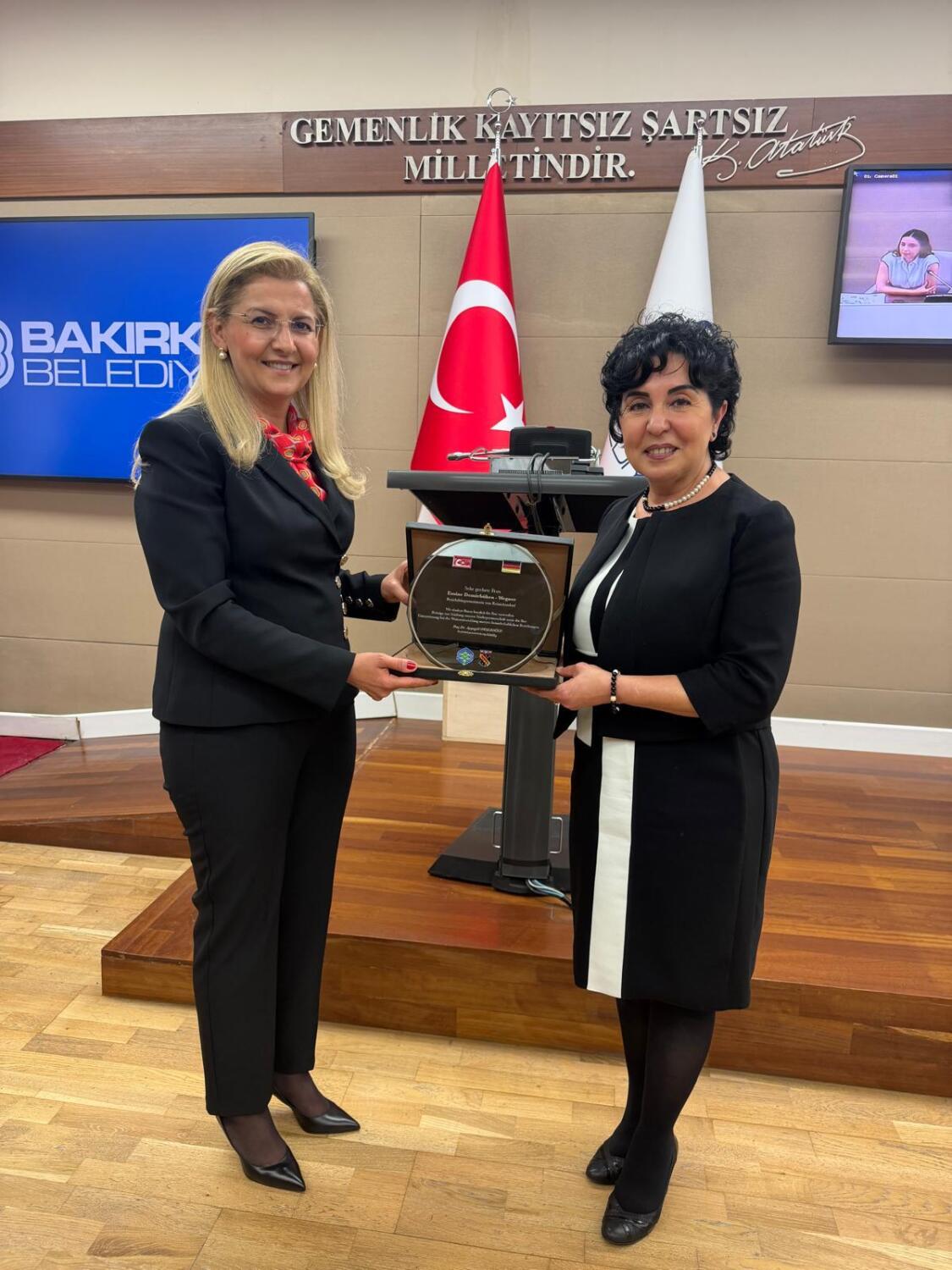 v.l.: Bakırköys Bürgermeisterin Dr. Ayşegül Ovalıoğlu und Reinickendorfs Bezirksbürgermeisterin Emine Demirbüken-Wegner