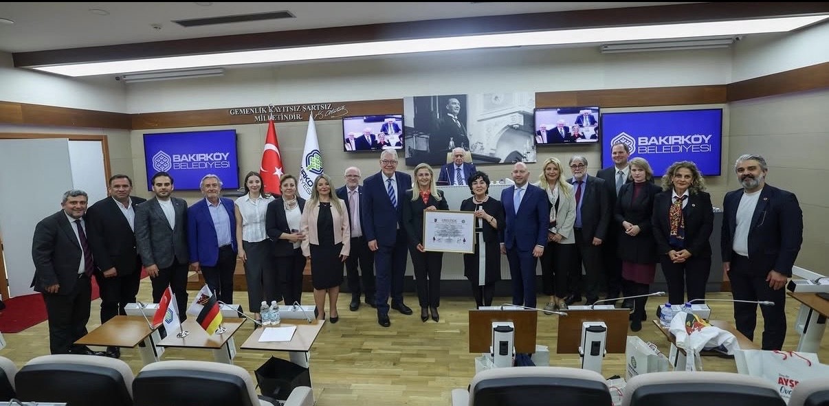 Gruppenfoto mit der unterzeichneten Gründungsurkunde