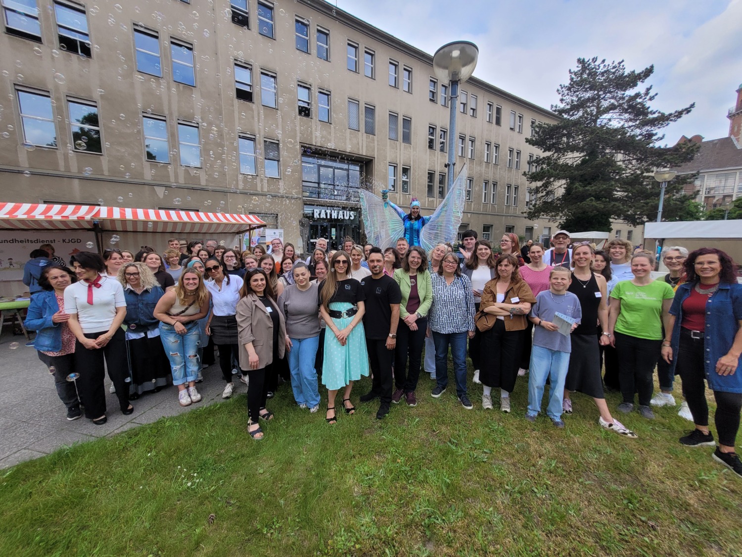 Gruppenbild aller Beteiligten des diesjährigen Festes zum Tag der Familie