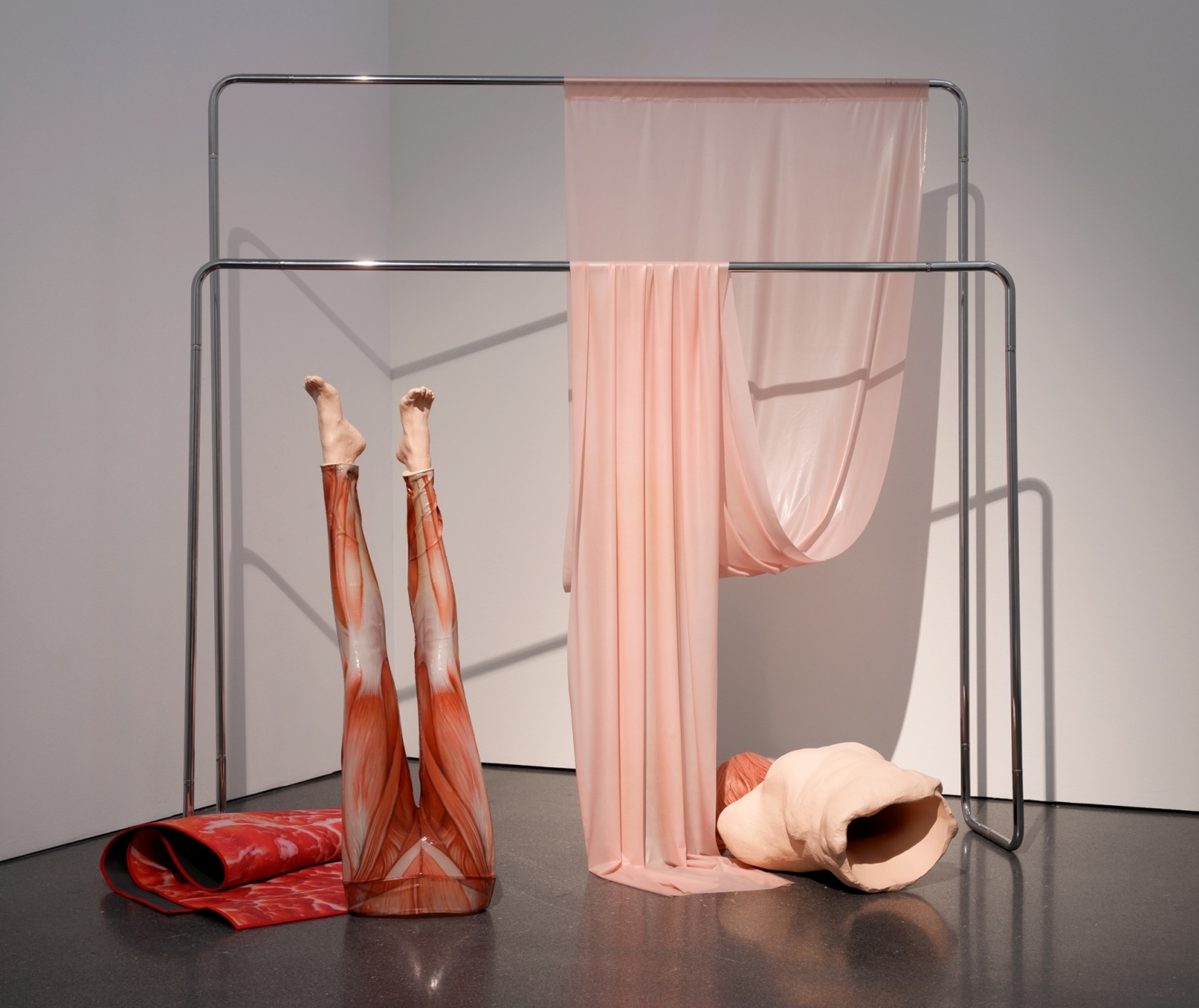 Ivonne Thein: I feel much better since I stopped eating chocolate, 2019, Mixed-Media-Installation mit Stahl, Latex, Yogamatte, C-Print auf Stoff, Kunststoff, Kunstharz, PU-Schaum, Perücke, Acrylfarbe, 180 x 180 x 150 cm