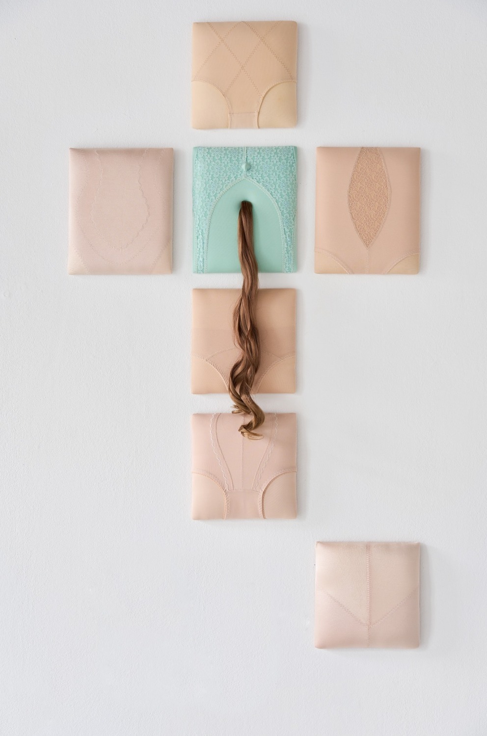 Judith Miriam Escherlor: Effigy, 2023, Installation mit Textilobjekten und Kunsthaar, 150 x 115 x 4 cm, Fotografie: Tom Dachs