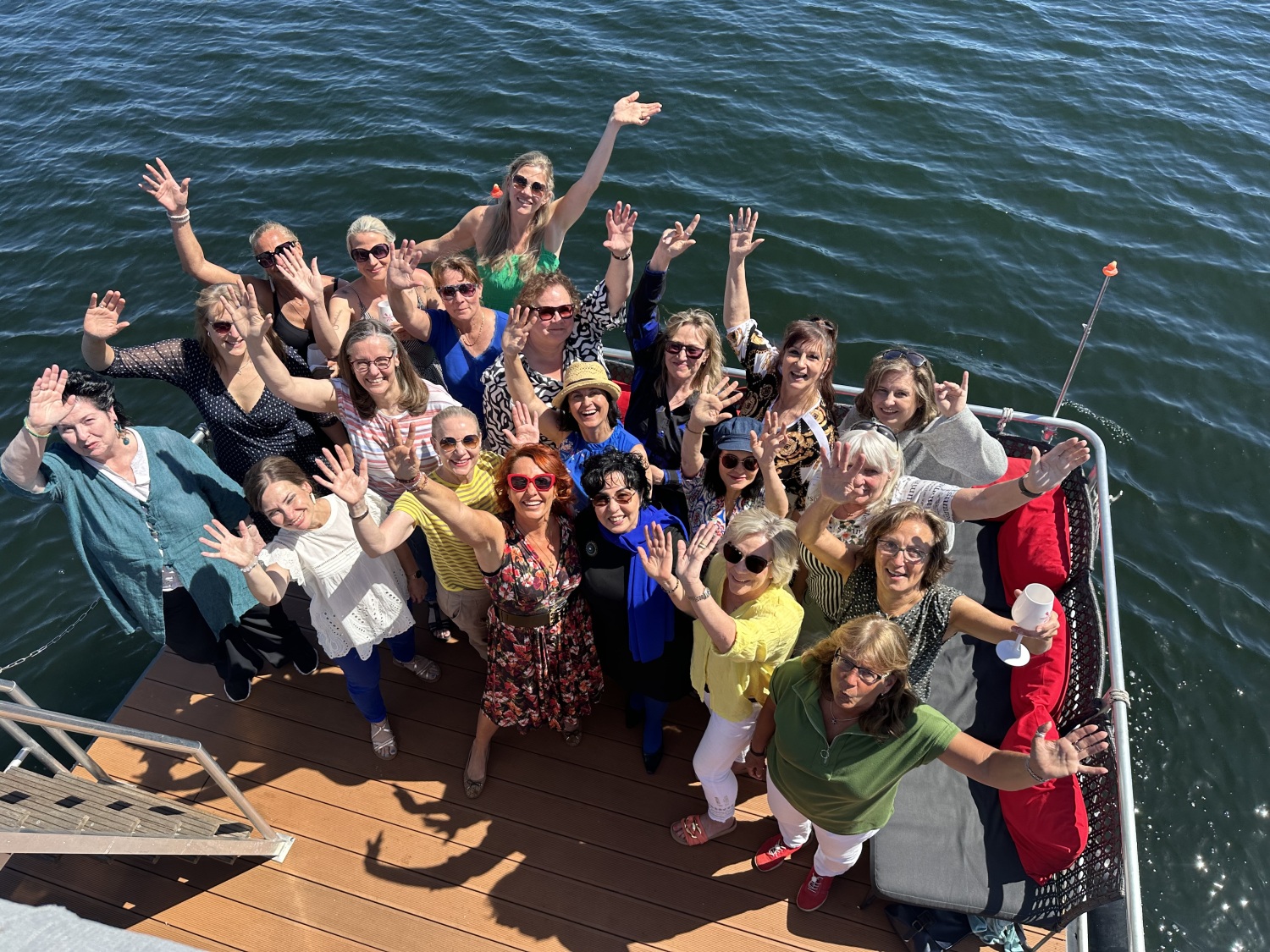 Reinickendorfer Ladies Lunch - Gruppenfoto auf dem Grillfloß bei einer Fahrt über den Tegeler See